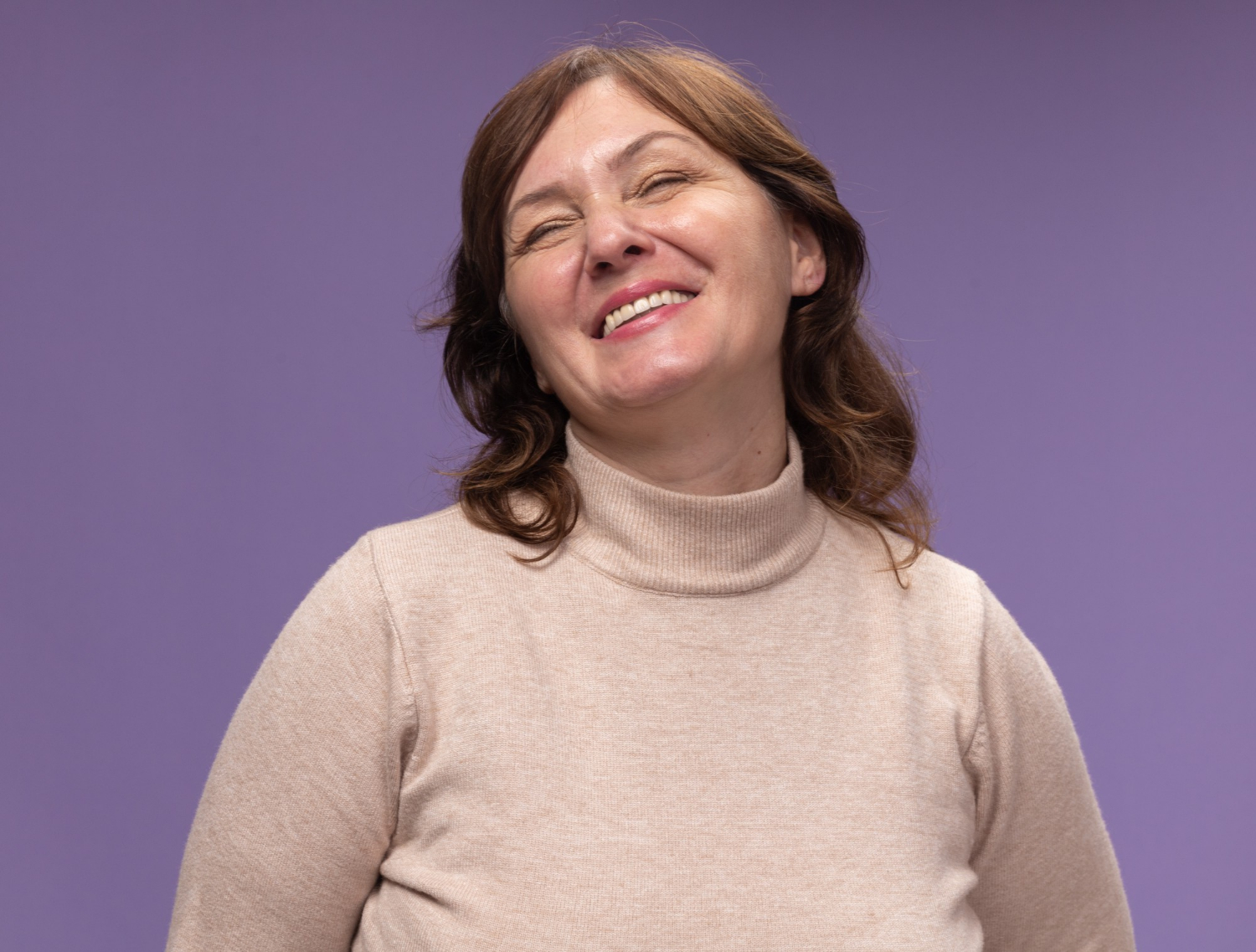 Una mujer mayor riendo | Fuente: Freepik