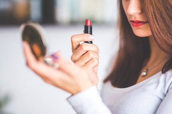 Mujer lista para aplicarse pintura de labios. | Foto: Pixabay