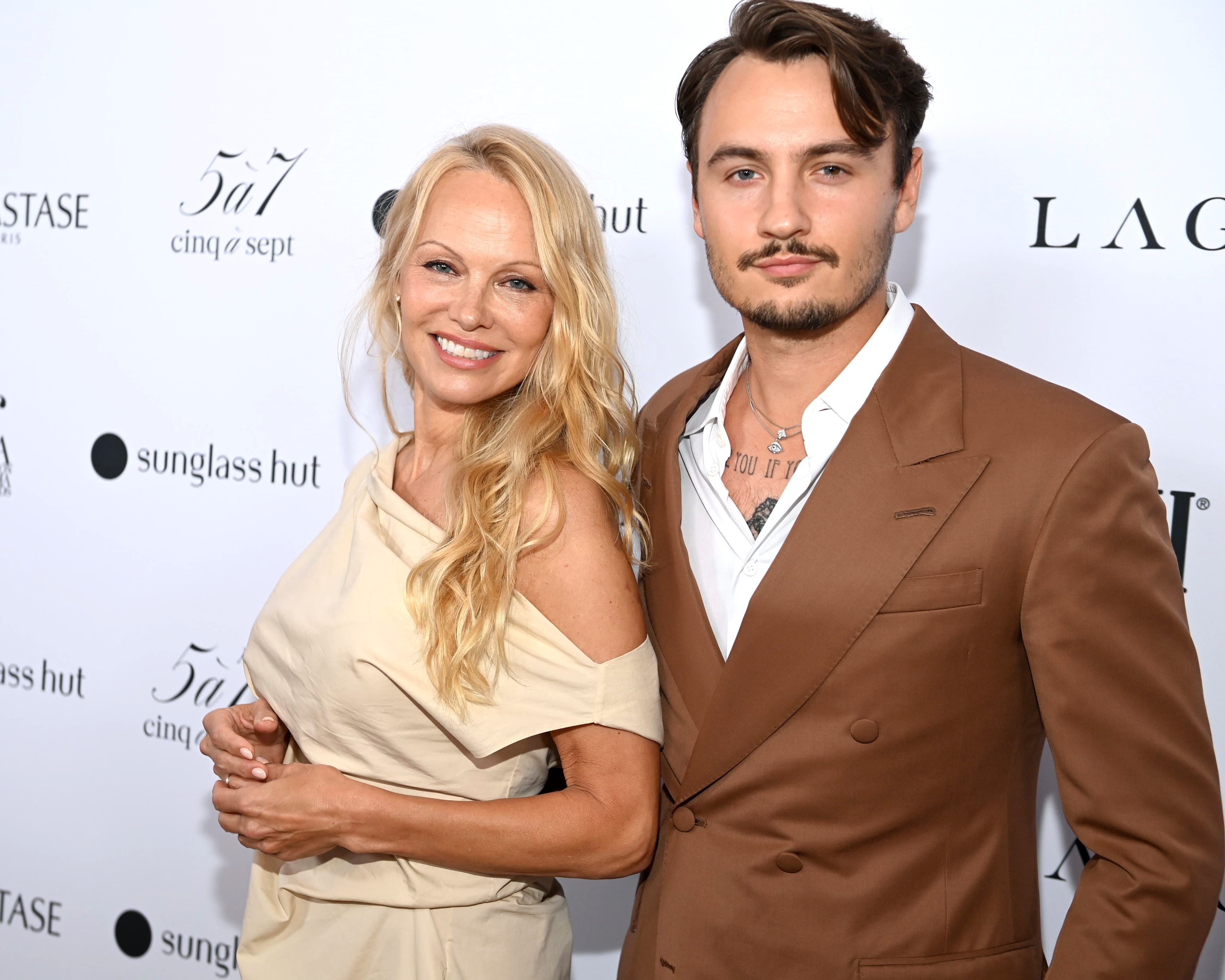 Pamela Anderson y Brandon Thomas Lee asisten a los premios The Daily Front Row Fashion Media Awards 2023 el 8 de septiembre de 2023 | Fuente: Getty Images