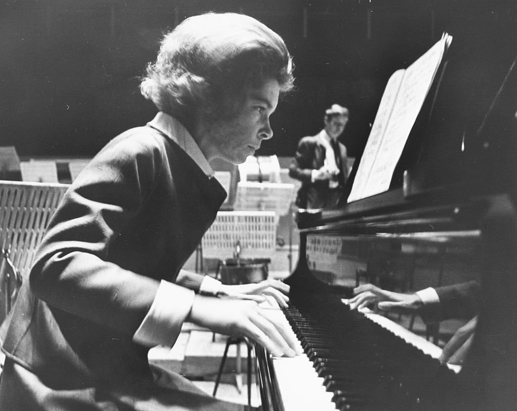 La princesa Irene de Grecia tocando el piano, 16 de junio de 1969. | Foto: Getty Images