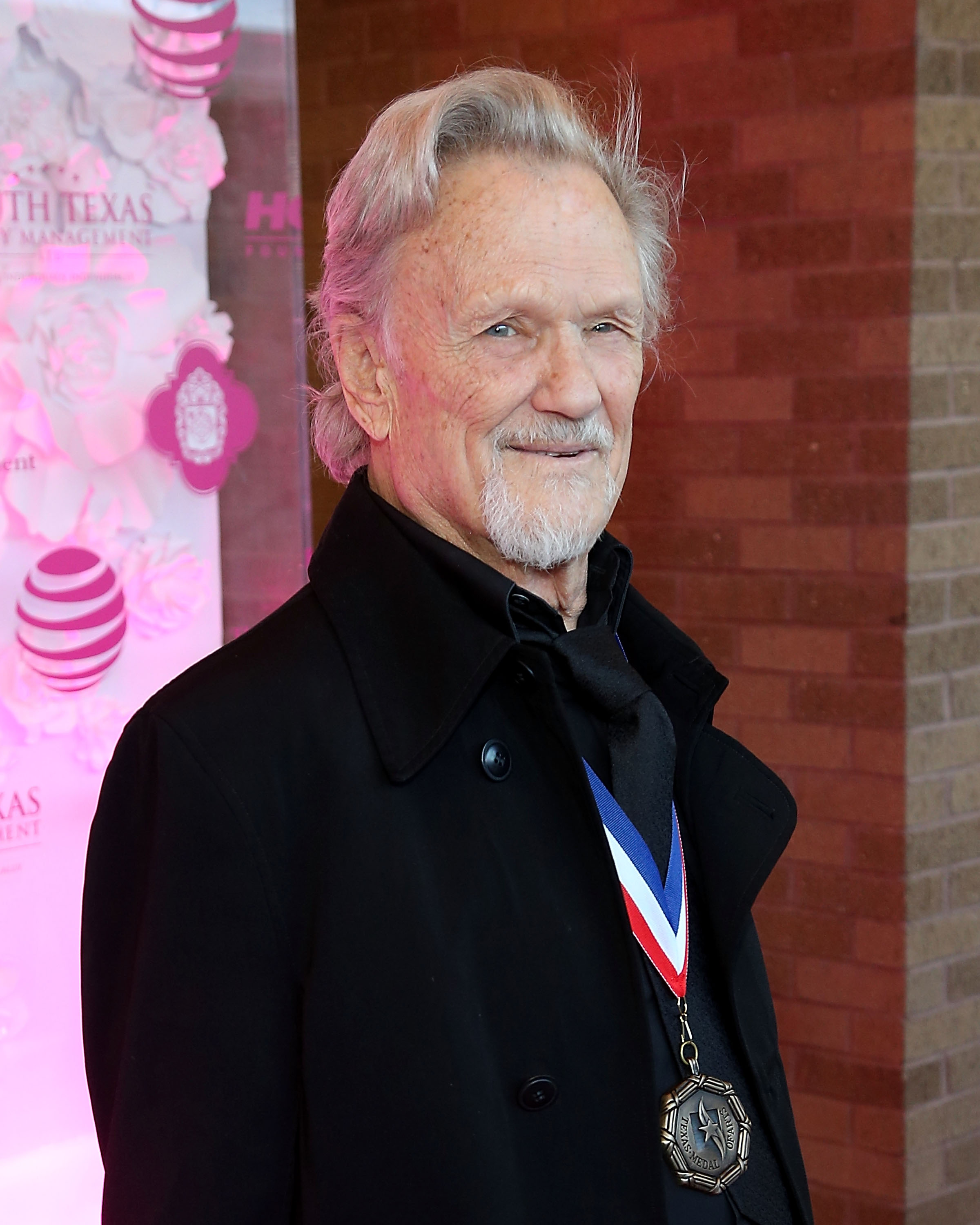 Kris Kristofferson asiste a los Premios Medalla de las Artes de Texas en The Bass Concert Hall en Austin, Texas, el 22 de febrero de 2017 | Fuente: Getty Images