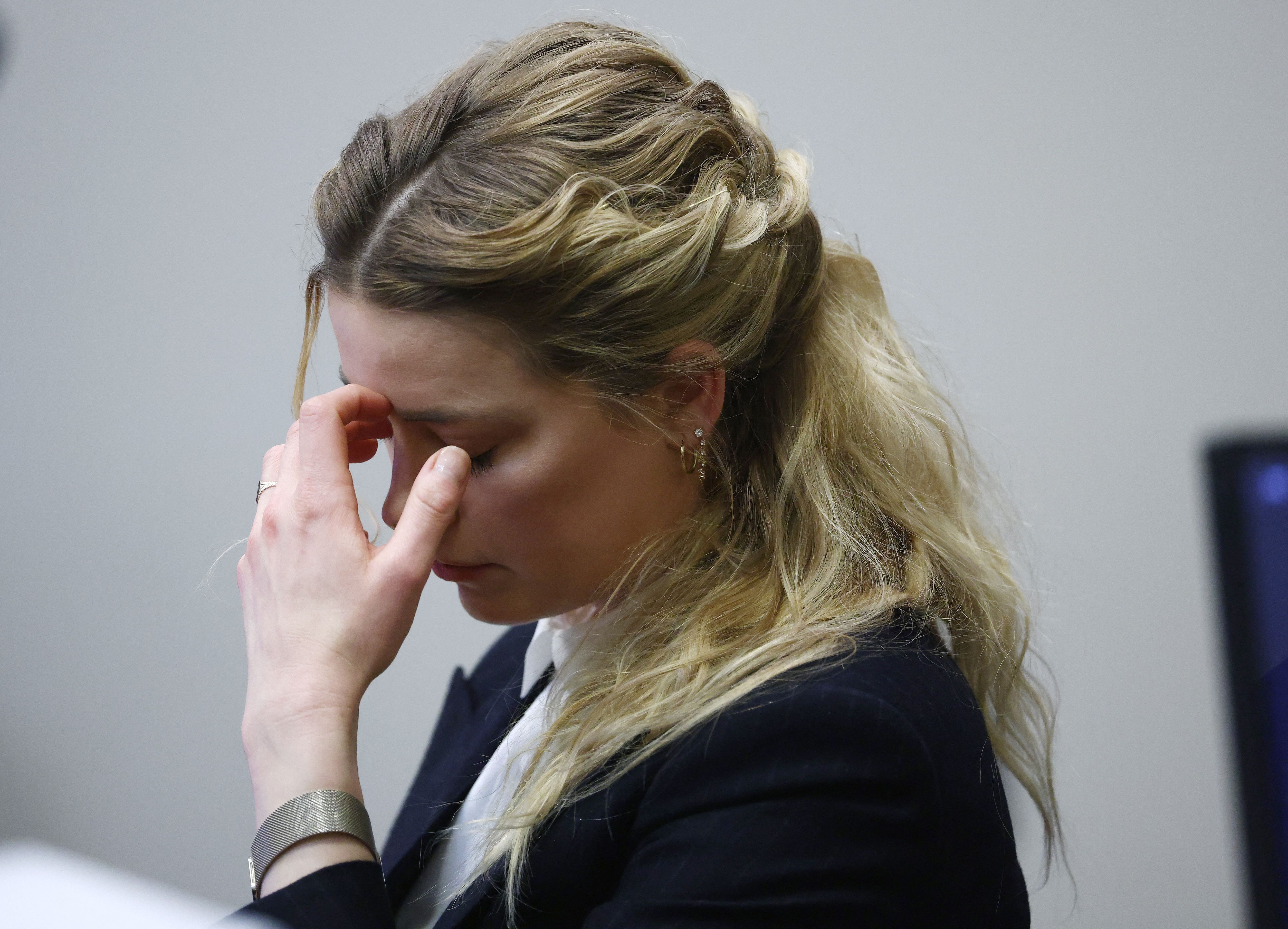 Amber Heard durante el juicio por difamación en el Tribunal de Circuito del Condado de Fairfax el 21 de abril de 2022, en Fairfax, Virginia. | Fuente: Getty Images