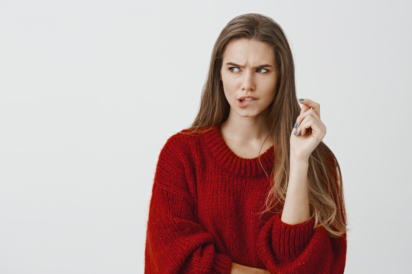 Una joven mordiéndose el labio | Fuente: Freepik