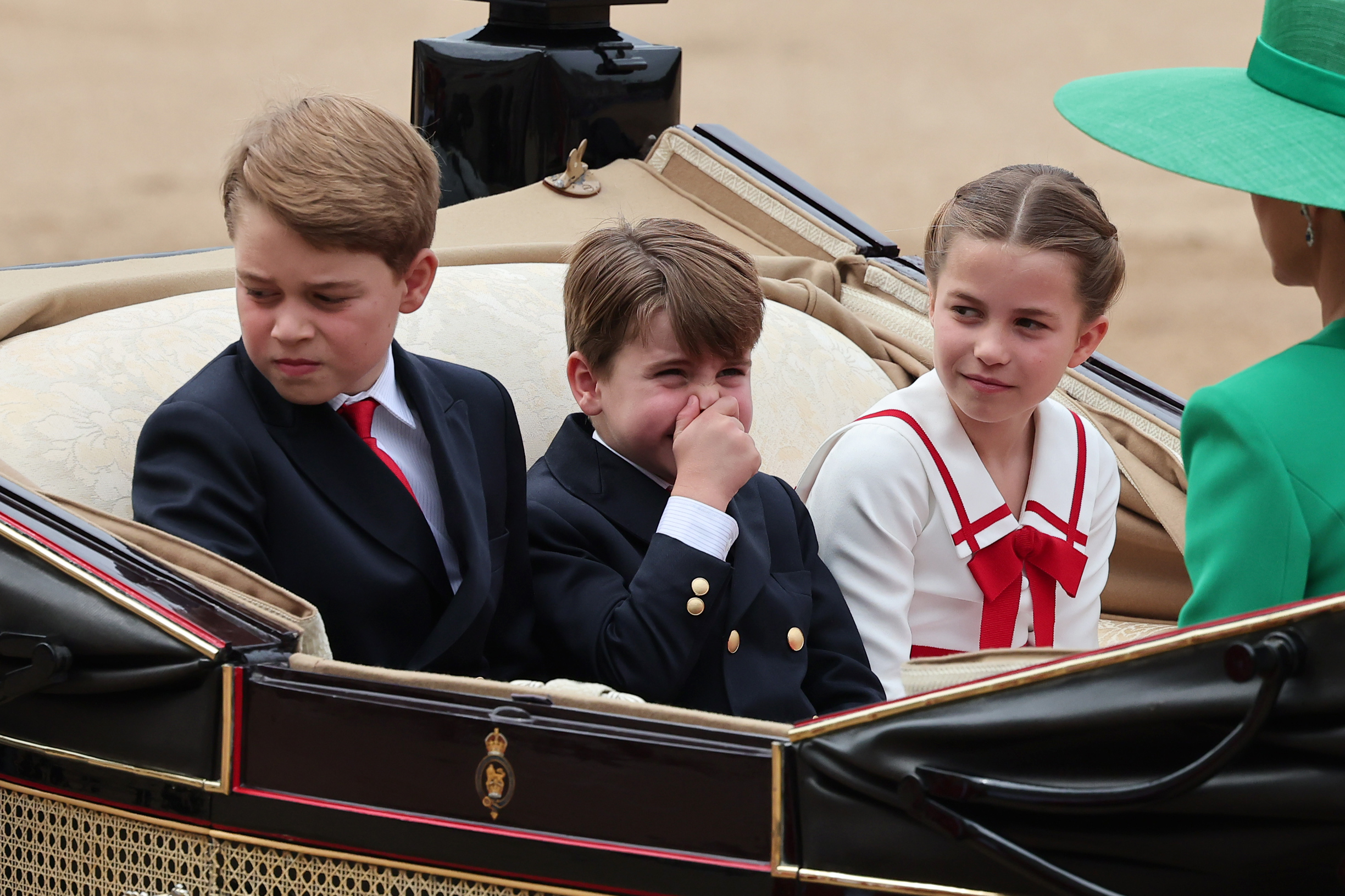 El príncipe George de Gales, la princesa Charlotte de Gales y el príncipe Louis de Gales montan en un carruaje tirado por caballos durante Trooping the Colour en Londres, Inglaterra, el 17 de junio de 2023. | Fuente: Getty Images