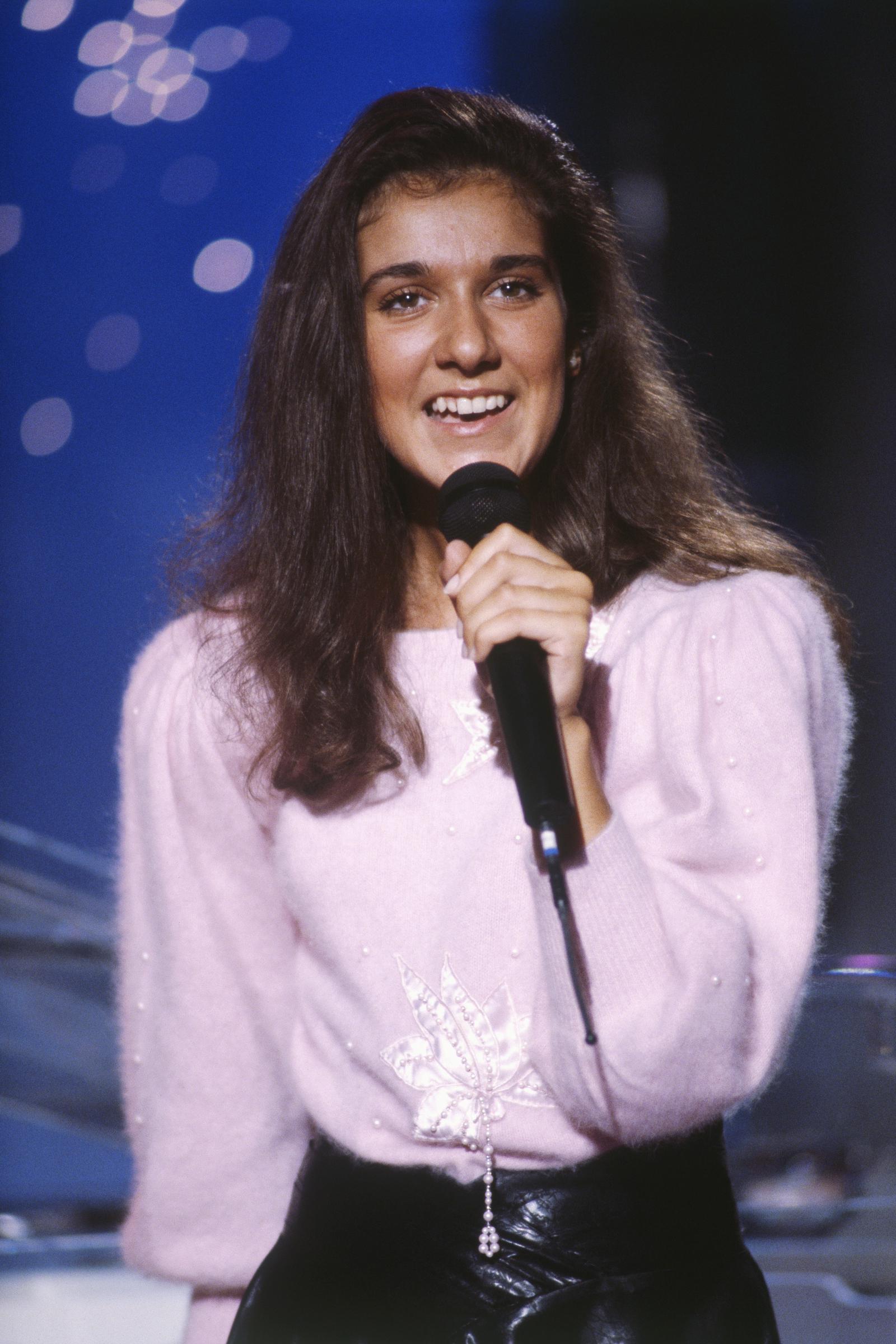 Céline Dion actuando en el programa de televisión "Champs Elysees" en 1985. | Fuente: Getty Images