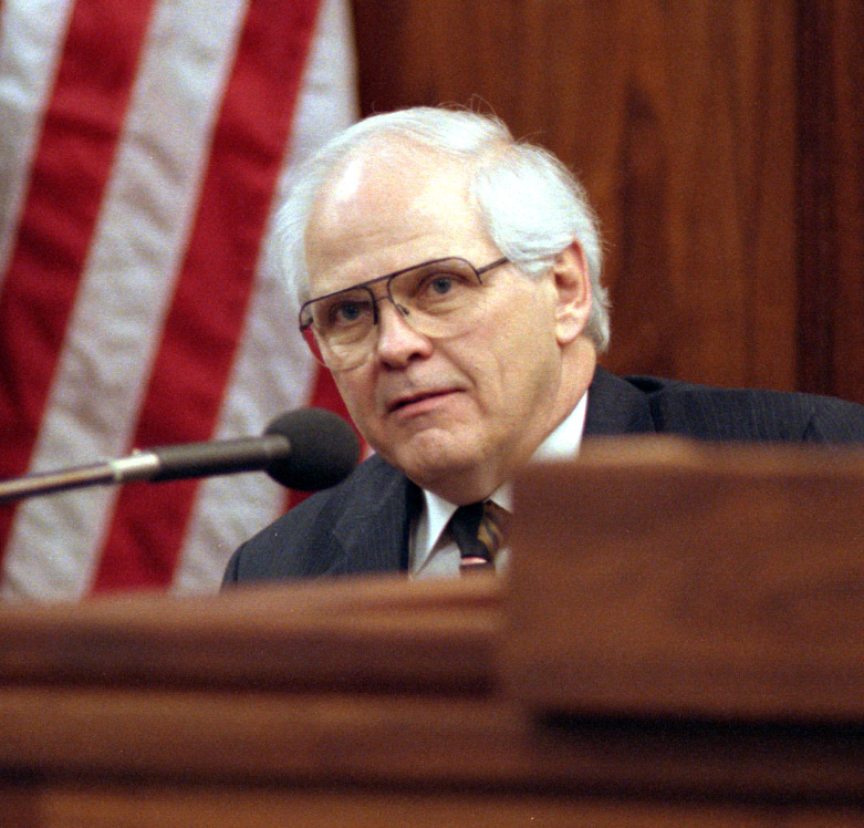 El hermano de Kitty Menéndez, Brian Anderson, en el estrado del tribunal en 1993 | Fuente: Getty Images