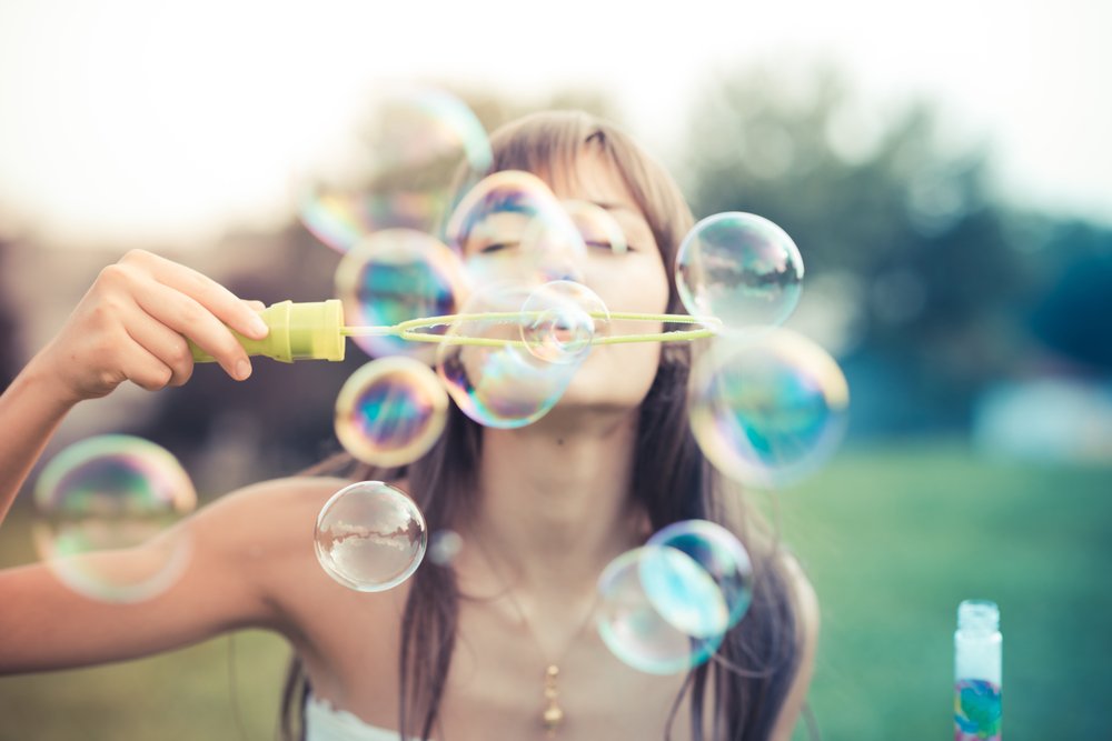 Chica haciendo burbujas de jabón. | Foto: Shutterstock.