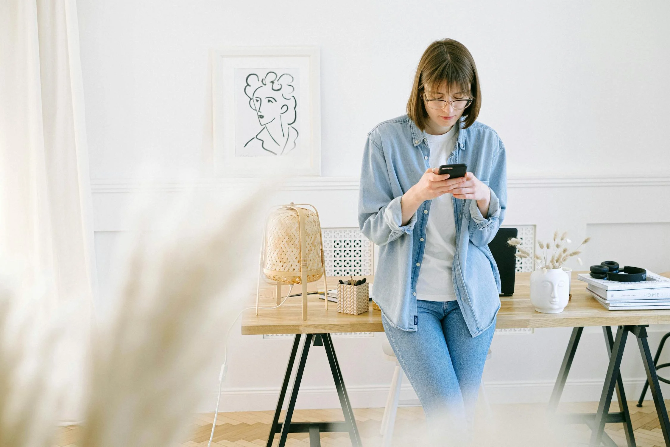 Una mujer mirando su teléfono | Fuente: Pexels