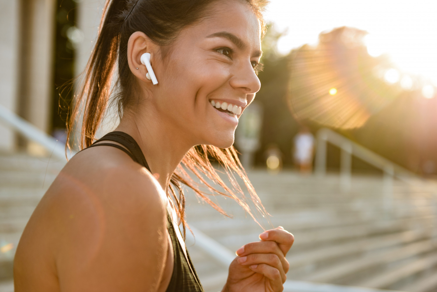 Una mujer feliz con un auricular | Fuente: Freepik