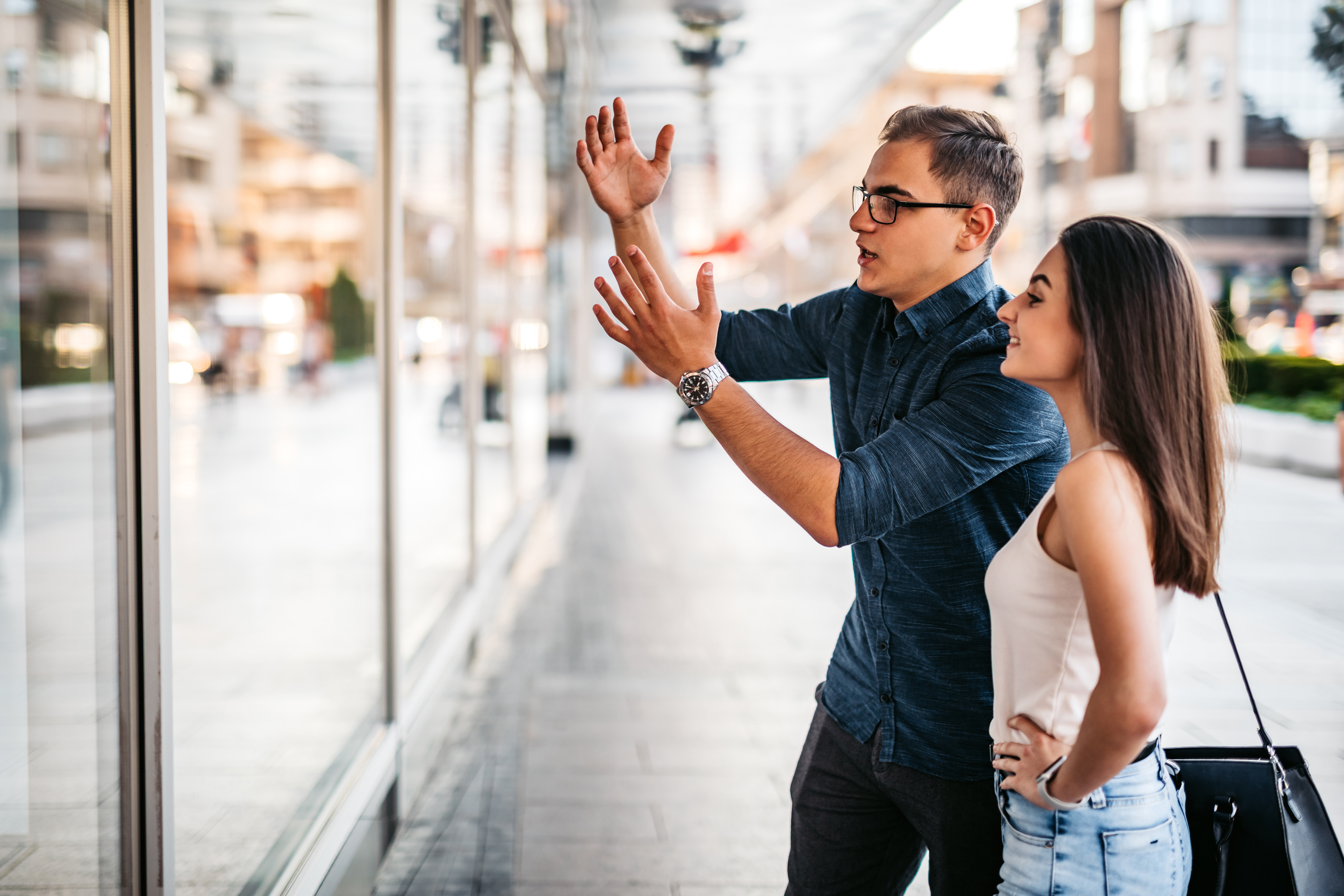 Pareja joven discutiendo en una tienda | Fuente: Getty Images