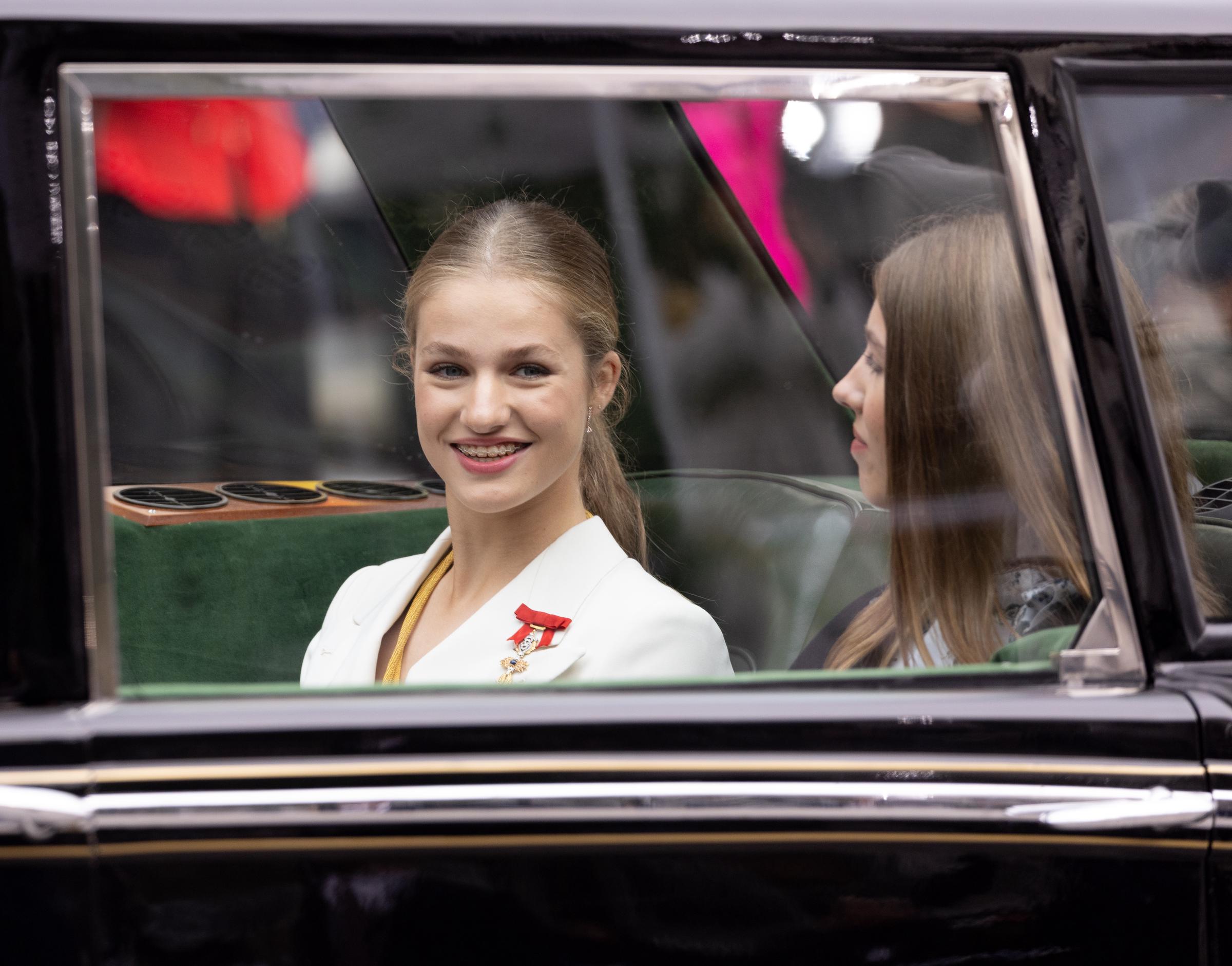 La princesa Leonor (izquierda) y la infanta Sofía (derecha) al salir de la ceremonia de juramento de la Constitución ante las Cortes Generales, en el Congreso de los Diputados, el 31 de octubre de 2023 en Madrid, España.