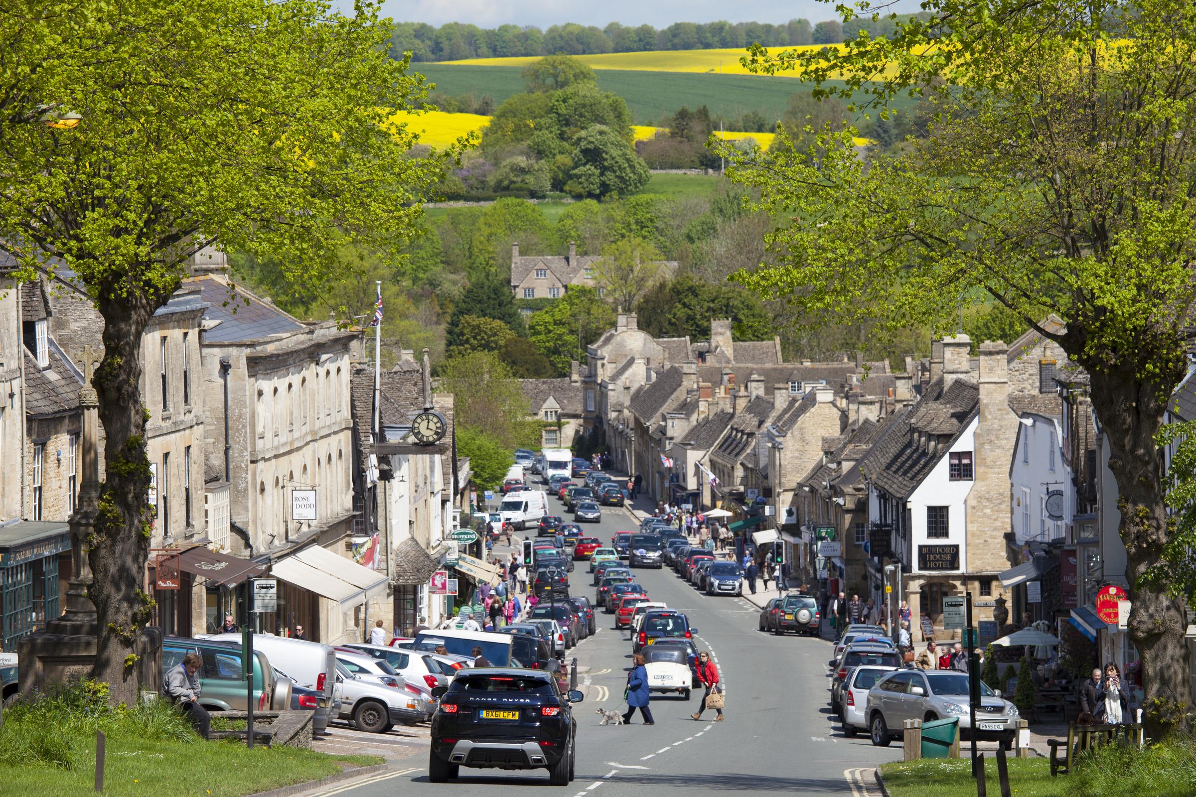 La localidad de Burford está en los Cotswolds, la región donde se alojaban los Sussex mientras seguían buscando casa. Para Harry, este cambio le ofrecía un estilo de vida diferente en el Reino Unido: uno centrado en su familia, en lugar de en su antiguo papel como miembro activo de la realeza. | Fuente: Getty Images