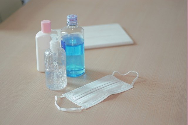 Solución desinfectante y mascarilla. | Foto: Getty Images
