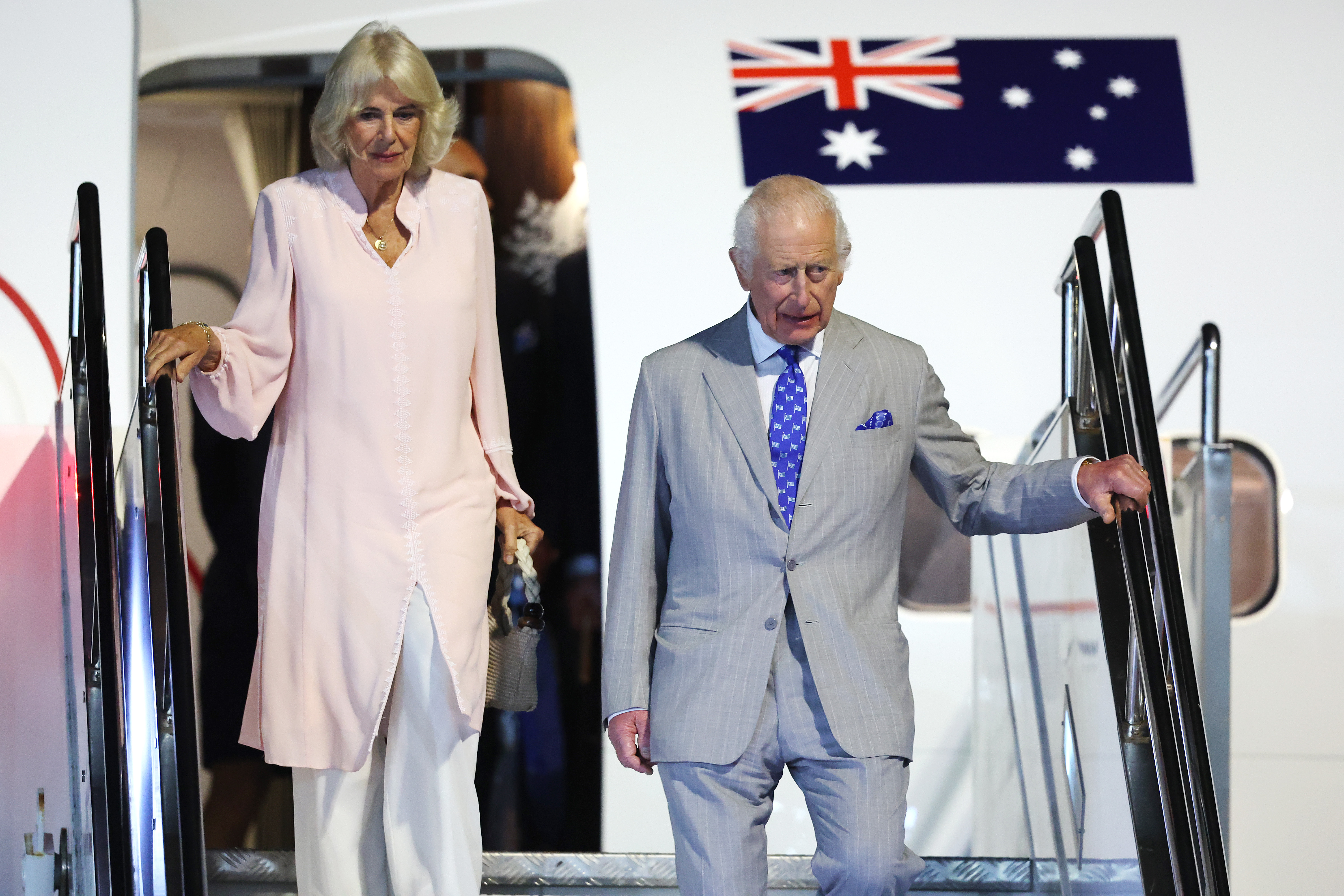 El rey Charles III y la reina Camilla llegan al Aeropuerto Internacional de Faleolo el 23 de octubre de 2024, en Apia, Samoa | Fuente: Getty Images