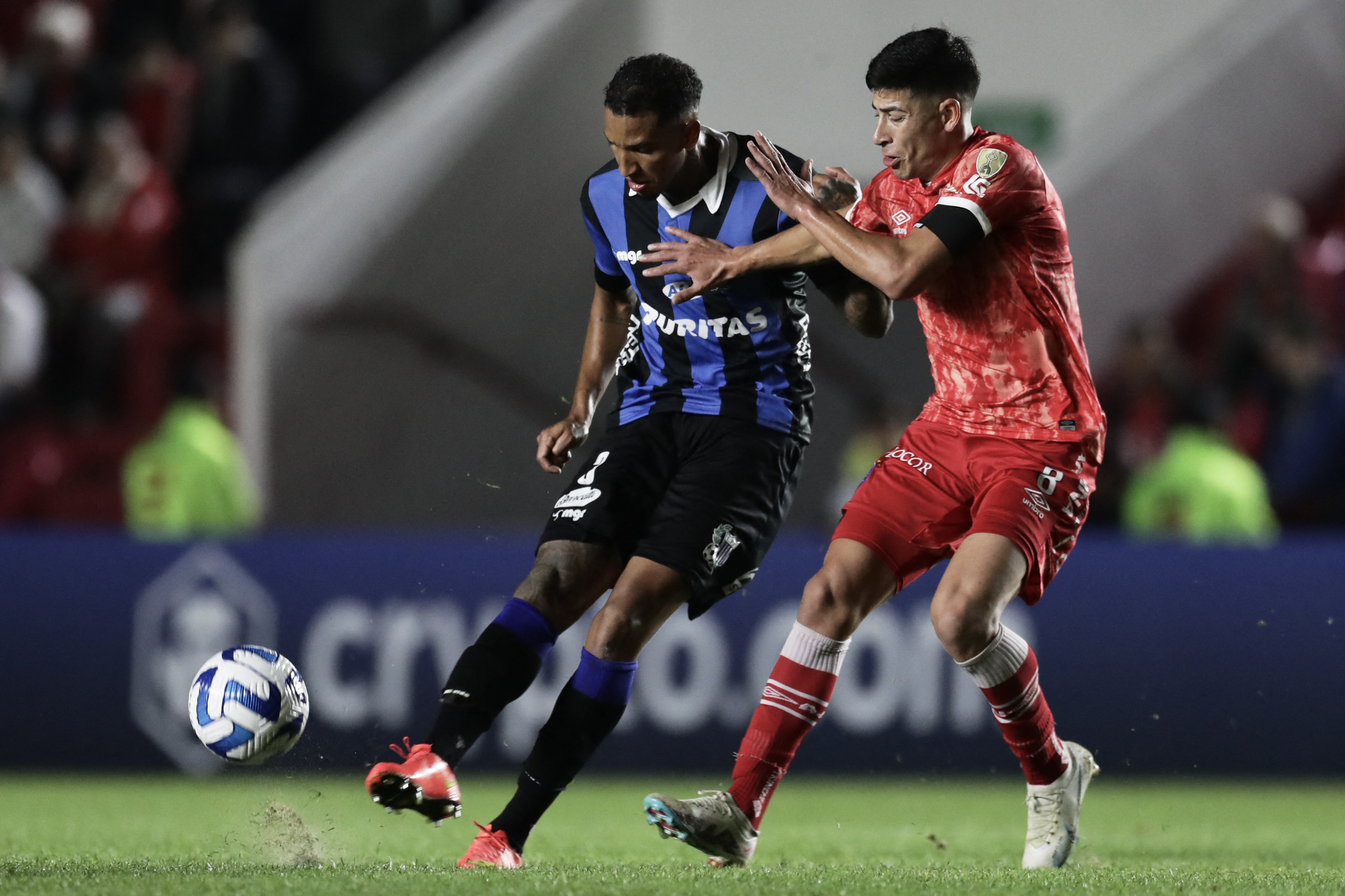 Juan Manuel Izquierdo (izq.) lucha por el balón con Alan Rodríguez durante el partido de la Copa Libertadores entre Argentinos Juniors de Argentina y Liverpool de Uruguay en Buenos Aires, el 7 de junio de 2023 | Fuente: Getty Images