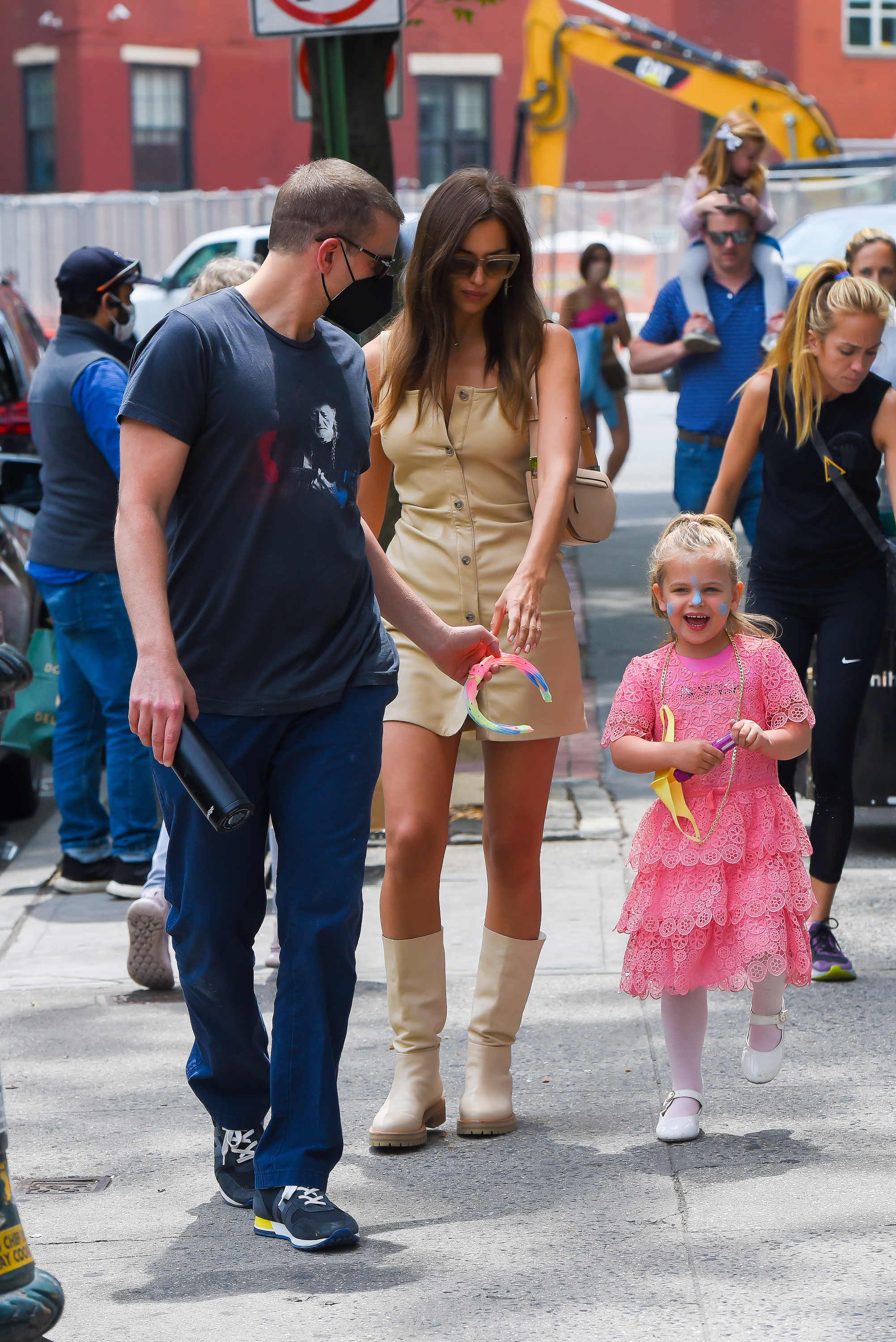 Bradley Cooper, Irina Shayk y Lea Cooper vistos en Manhattan el 2 de junio de 2021, en Nueva York. | Foto: Getty Images