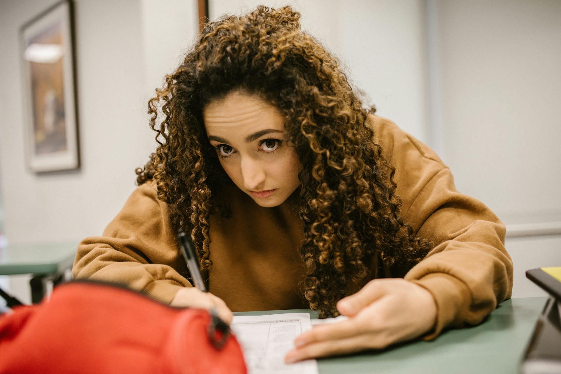 Una adolescente en una clase de secundaria | Fuente: Pexels