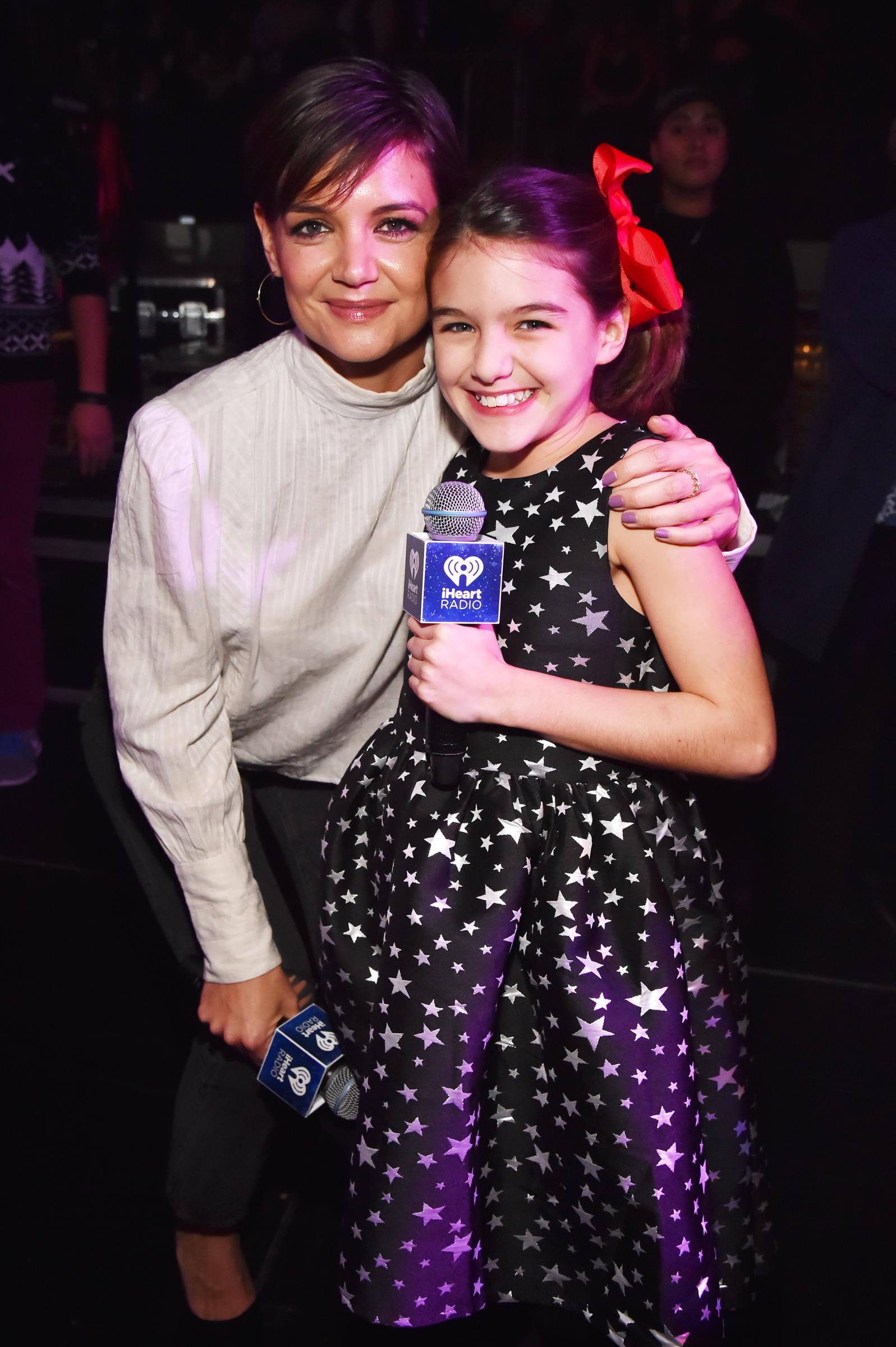 Katie Holmes y Suri Cruise en el Z100's Jingle Ball en Nueva York el 8 de diciembre de 2017 | Fuente: Getty Images