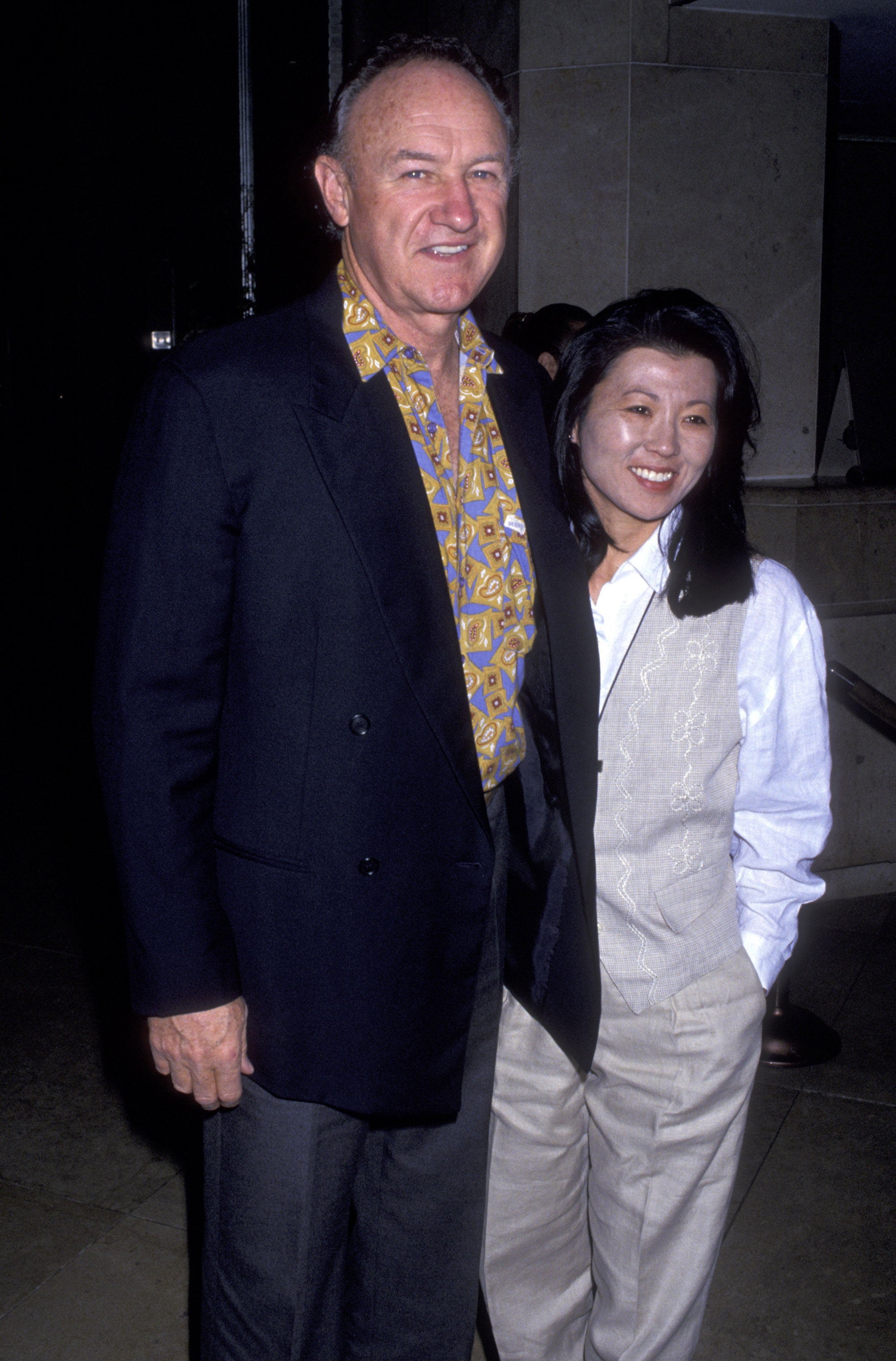 Gene Hackman y Betsy Arakawa durante la Conferencia de Prensa Extranjera de Hollywood en el Hotel Beverly Hilton de Beverly Hills, California, el 11 de noviembre de 1992 | Fuente: Getty Images