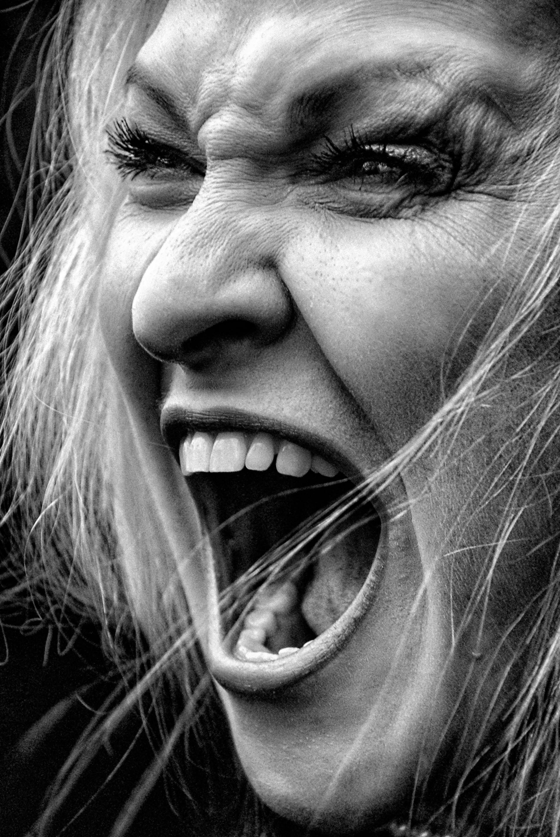 Una mujer gritando a alguien | Fuente: Pexels