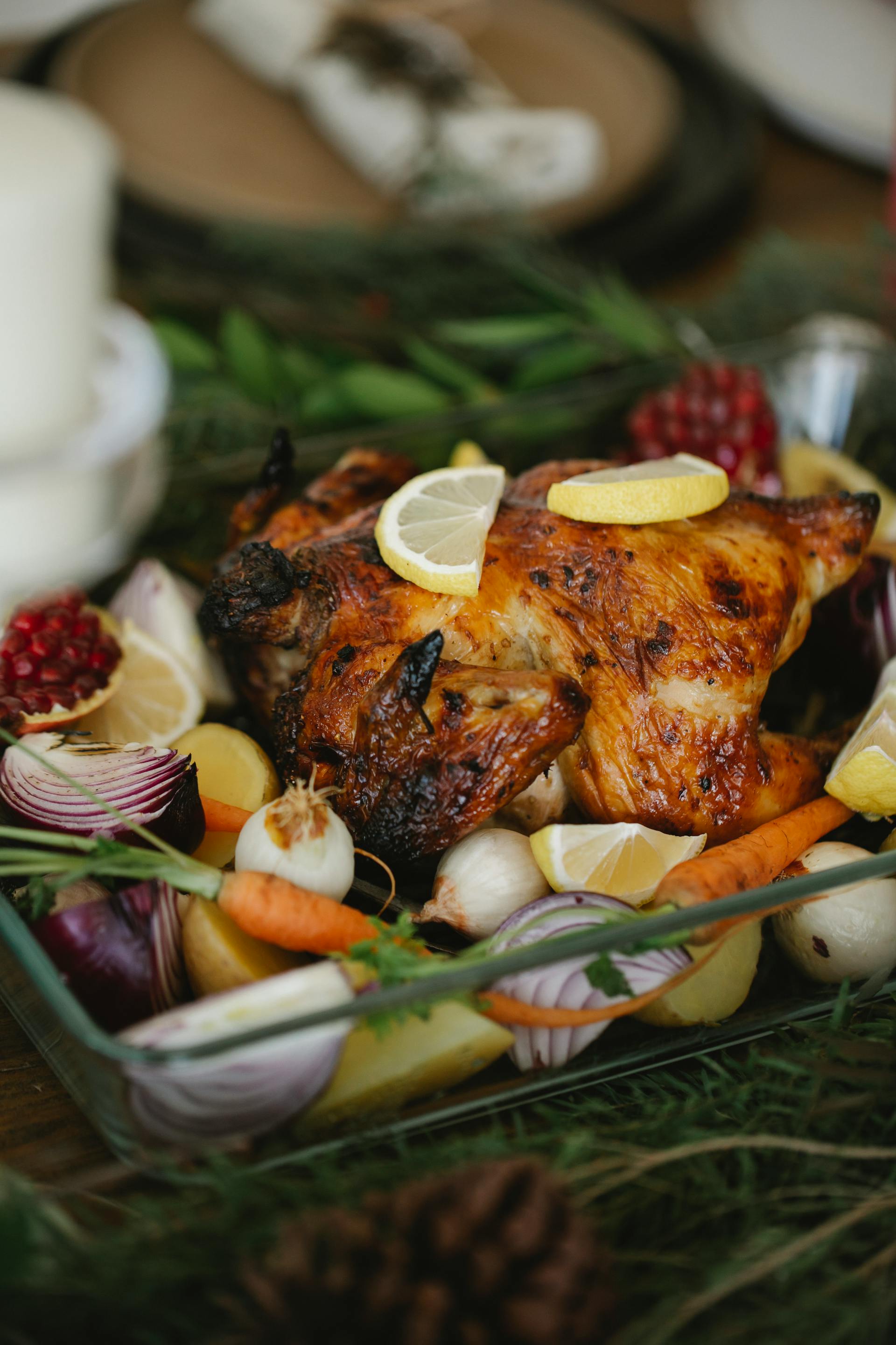 Pollo asado servido en un plato con verduras | Fuente: Pexels