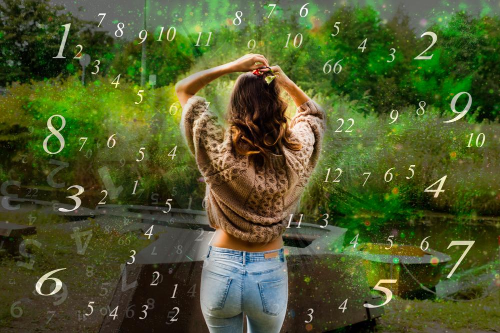 Números rodean a joven en jardín. | Foto: Shutterstock