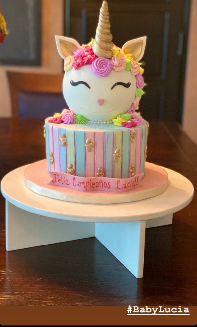 Pastel de cumpleaños para celebrar el primer año de Lucía, la hija de Ricky Martin y Jwan Josef. | Foto: Instagram / ricky_martin 