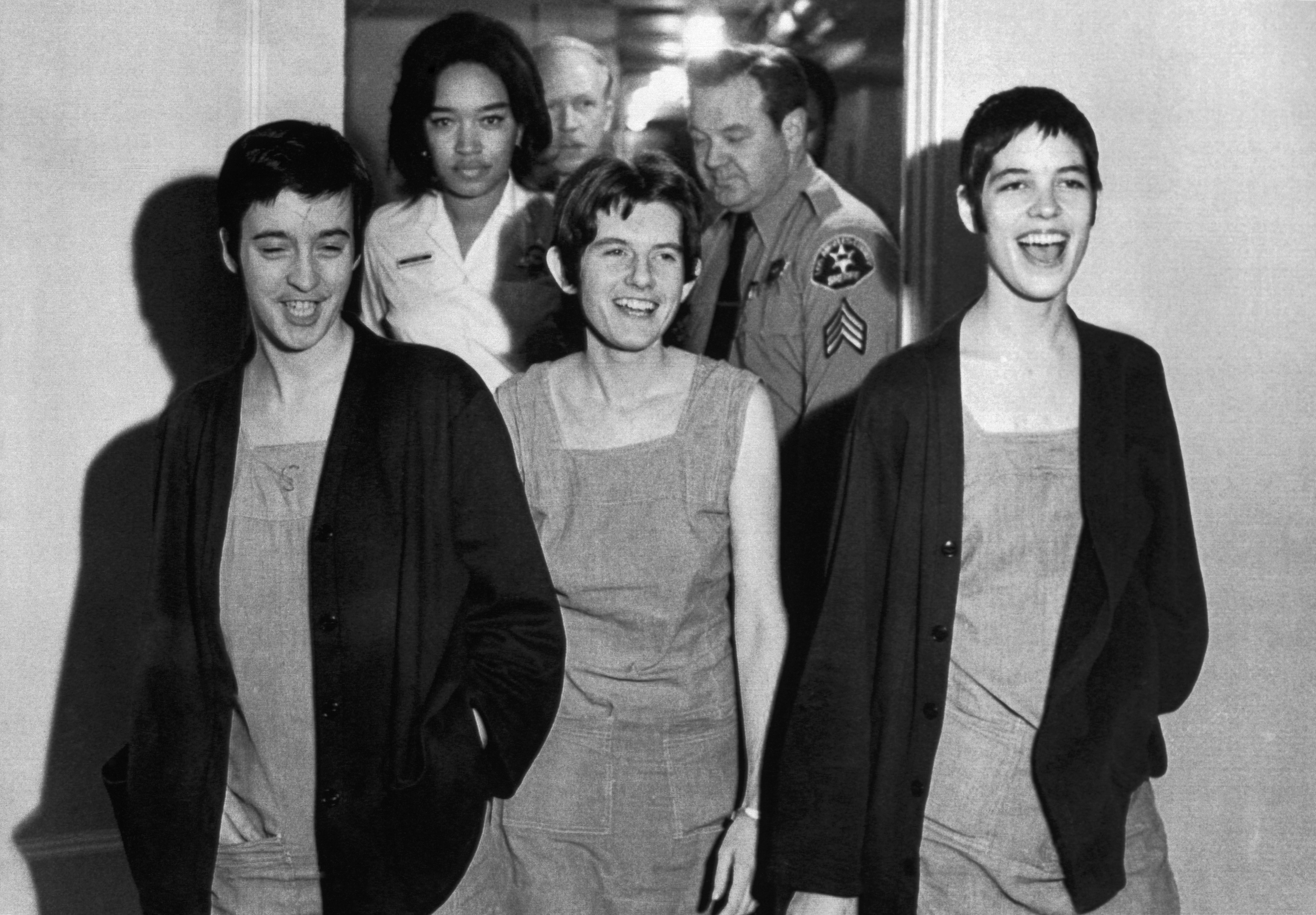 Susan Denise Atkins, (izquierda), Patricia Krenwinkel y Leslie Van Houten Foto tomada el 29 de marzo de 1971| Fuente: Getty Images