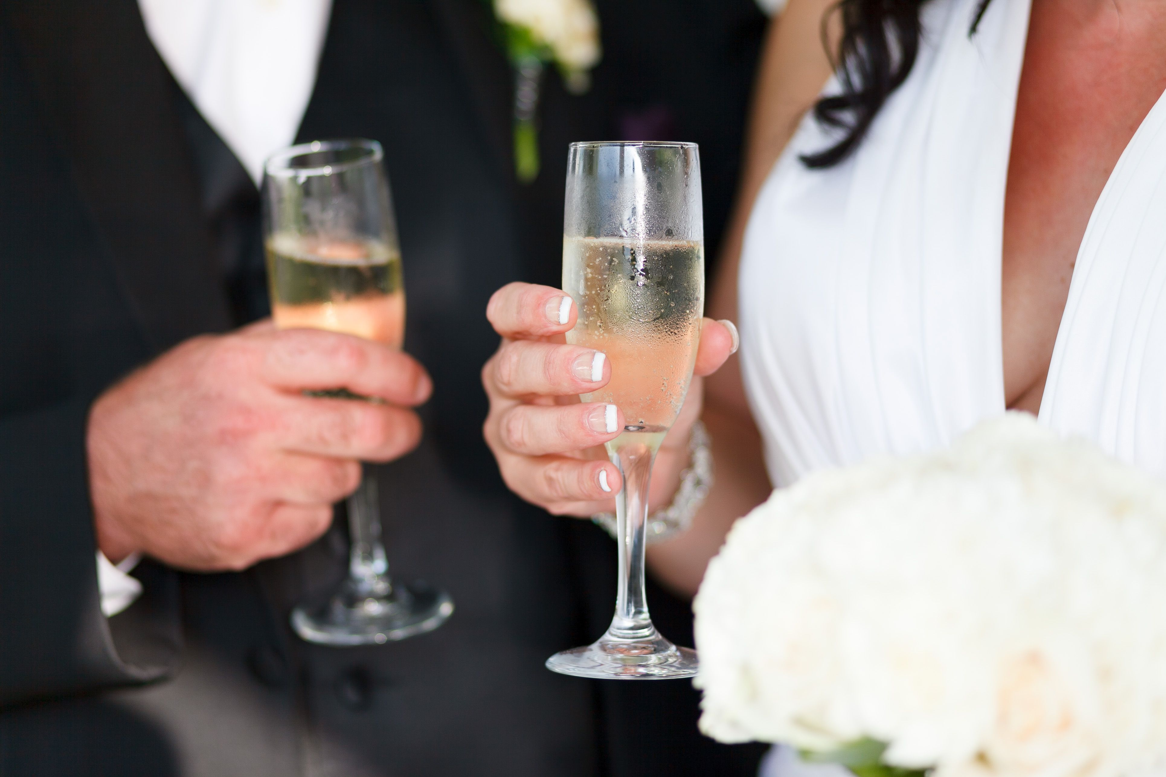 Los novios brindando con champán en su boda | Fuente: Pexels