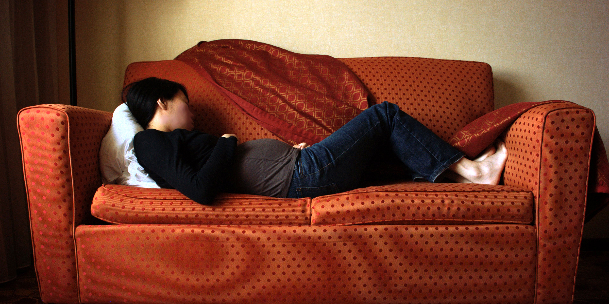 Una mujer embarazada dormida en el sofá | Foto: Flickr.com/koadmunkee (CC BY 2.0)