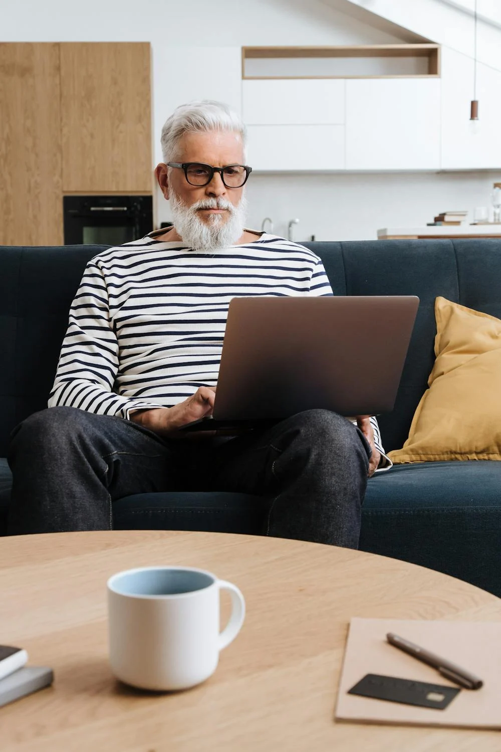 Un hombre trabajando en su portátil | Fuente: Pexels