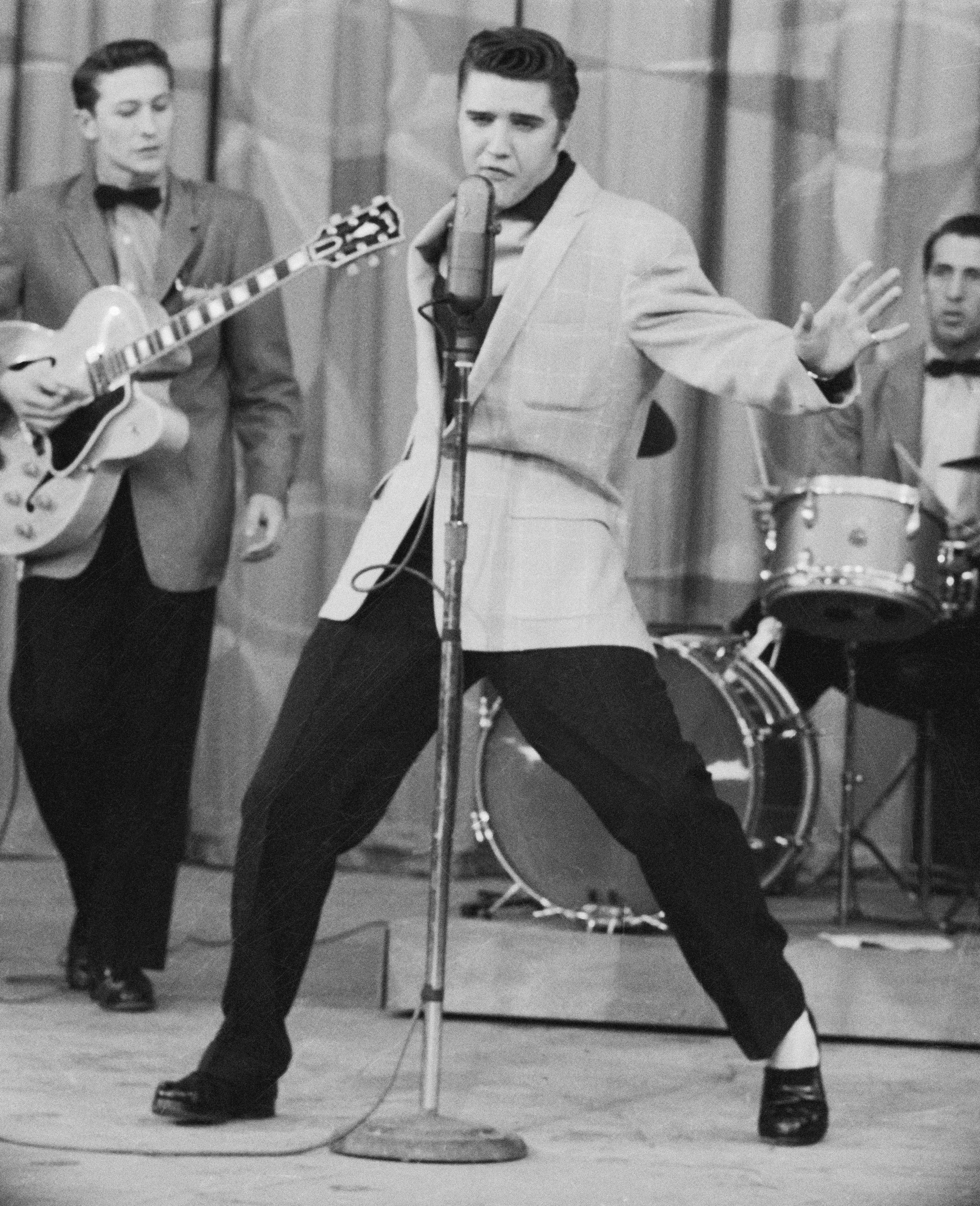 Elvis Presley actúa en el escenario el 22 de junio de 1956 | Foto: Getty Images