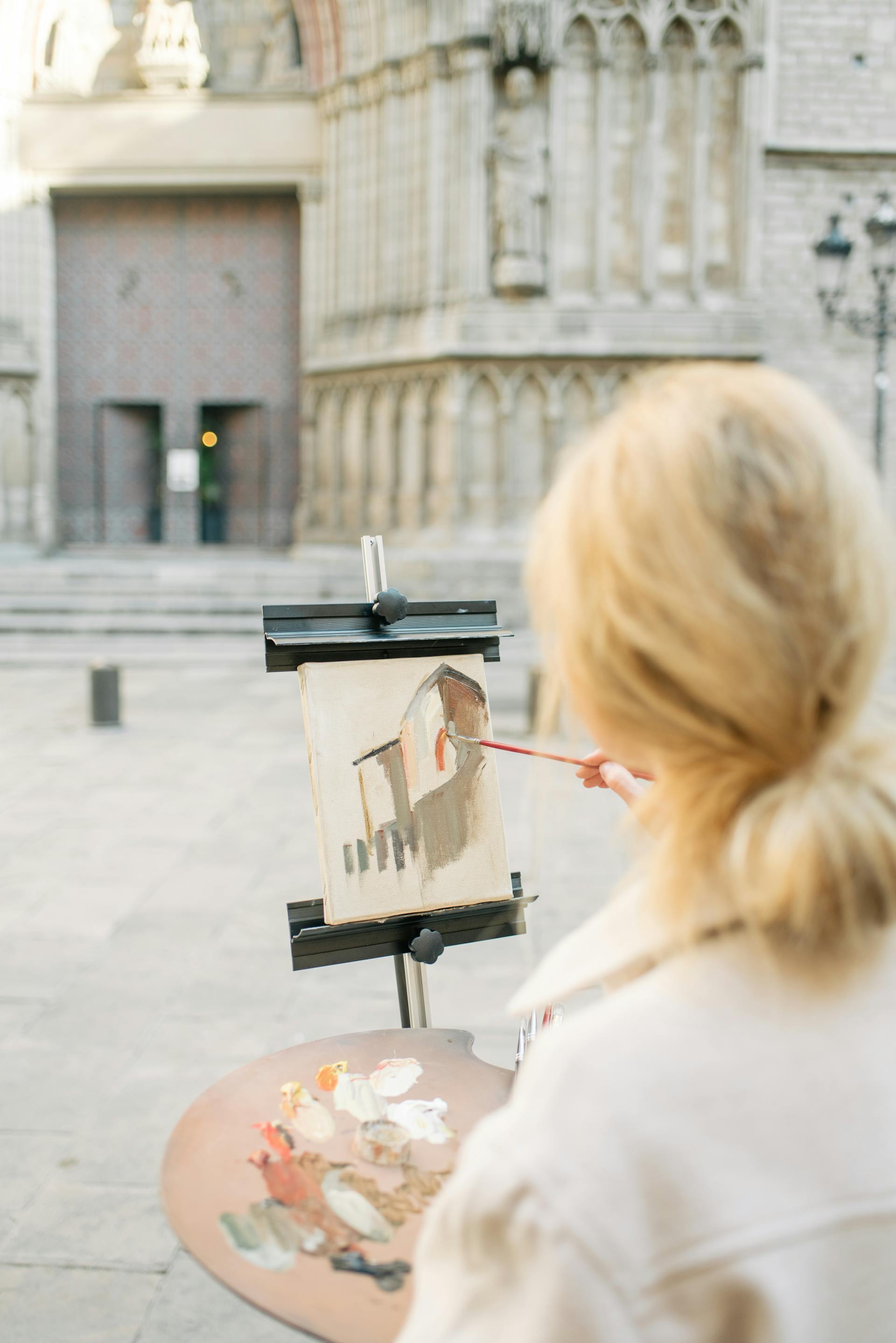 Mujer pintando una catedral | Foto: Pexels