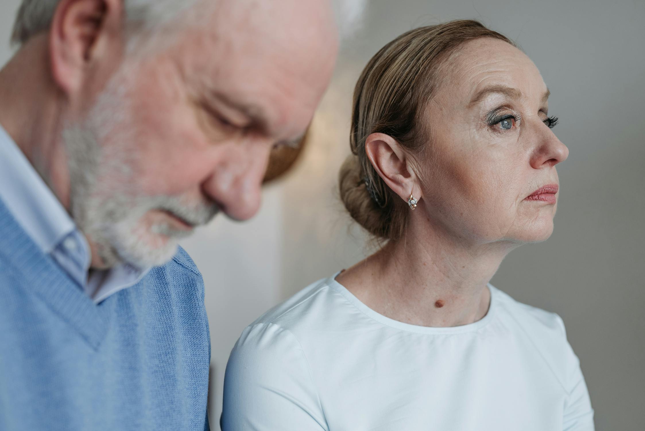 Una pareja madura y triste | Fuente: Pexels