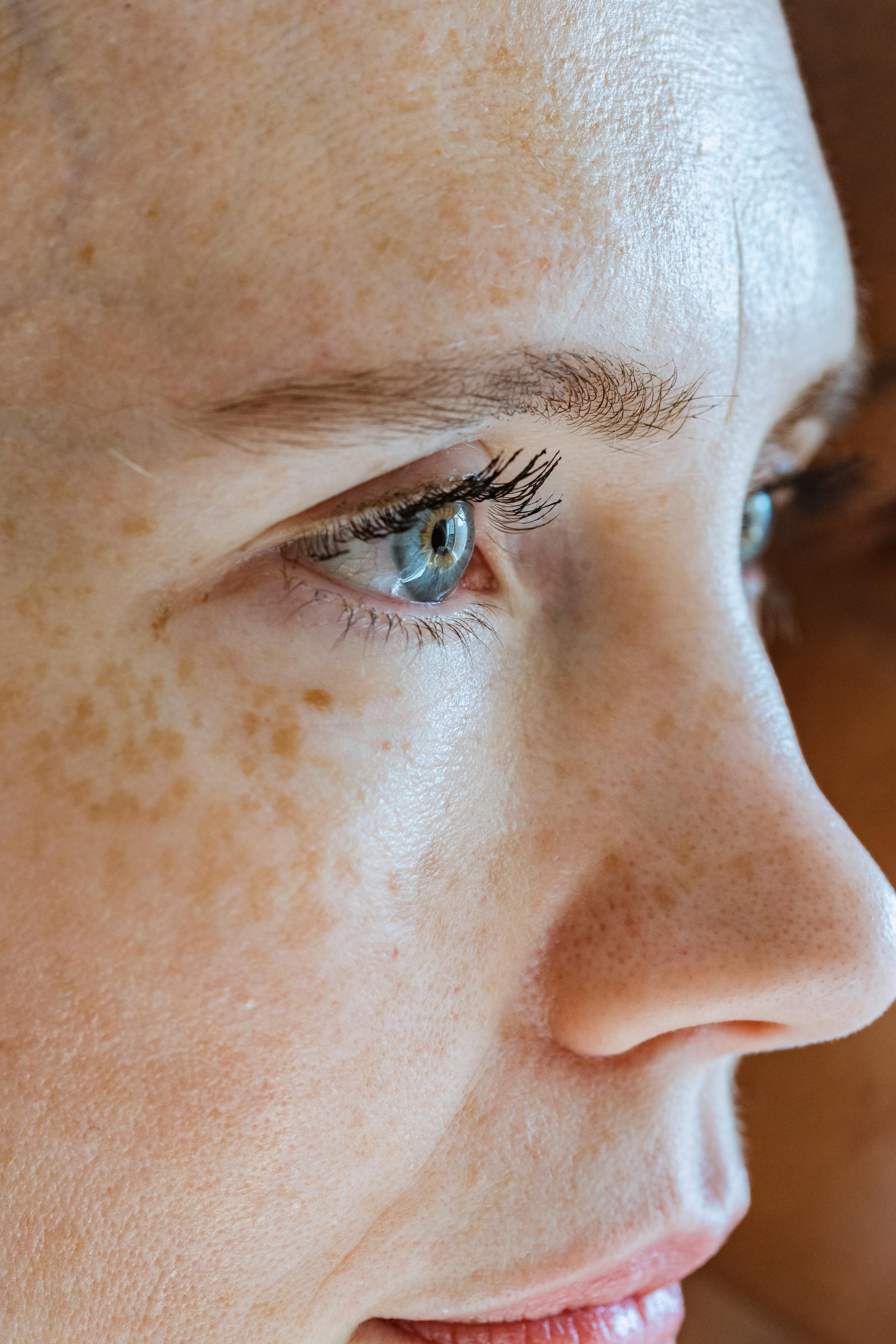 Una mujer mirando fijamente a alguien | Fuente: Pexels