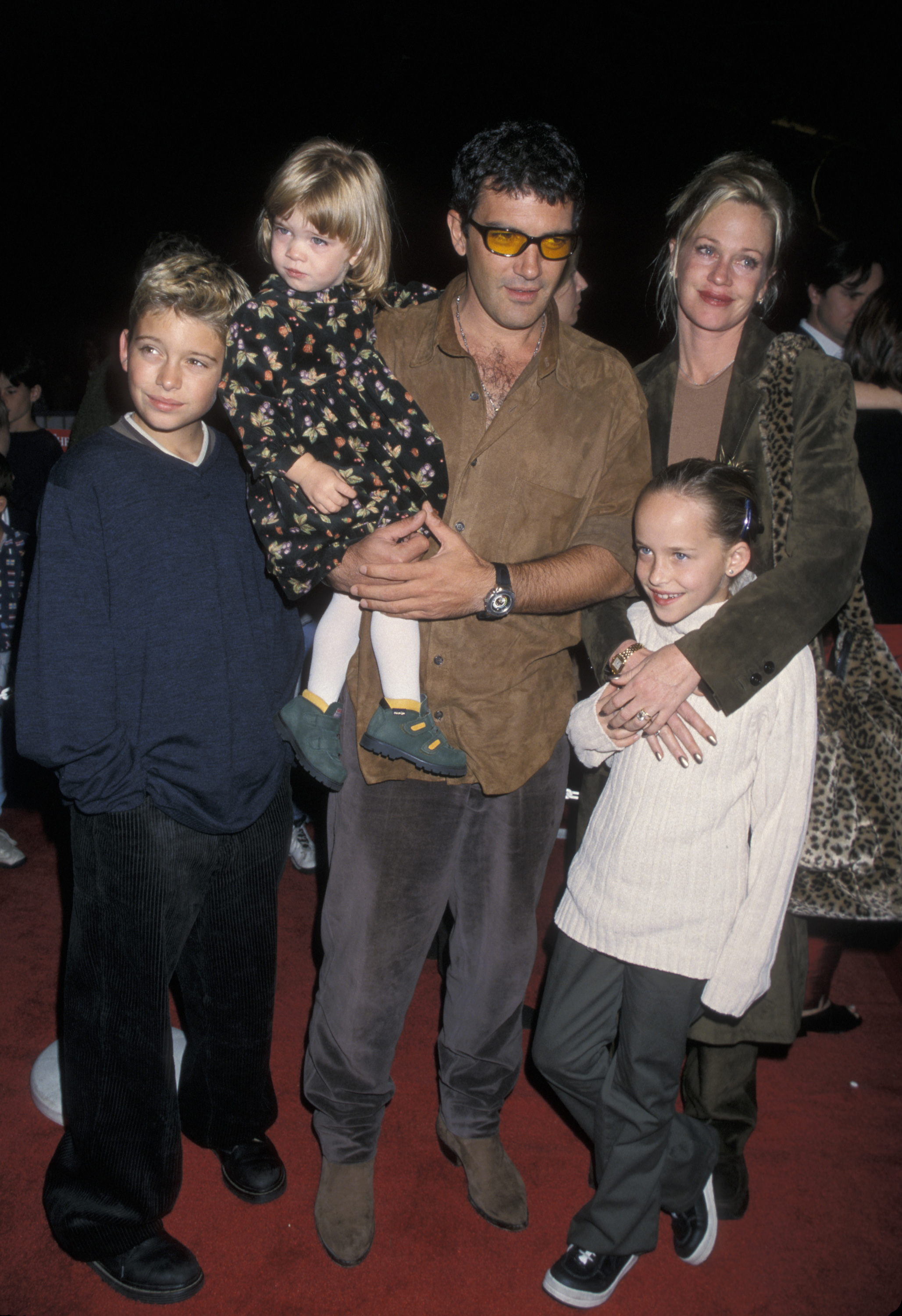 Antonio Banderas y Melanie Griffith con sus hijos Alexander Bauer, Stella Banderas y Dakota Johnson en Los Ángeles en 1998 | Foto: Getty Images