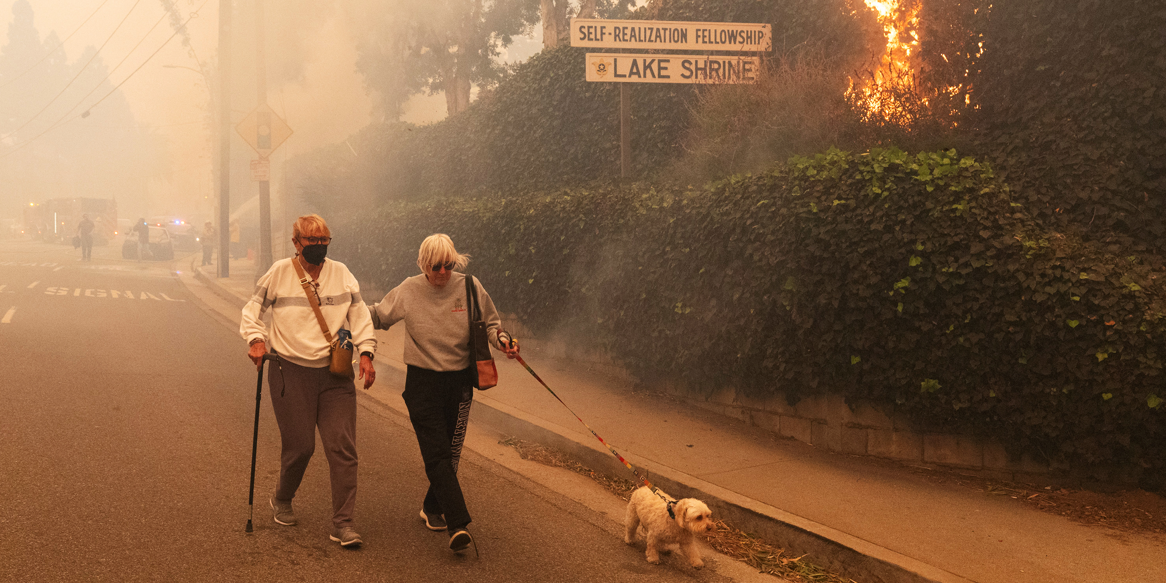 Residentes evacuando su casa | Fuente: Getty Images