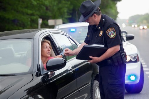 Conductor femenino y un policía. | Foto: Getty Images