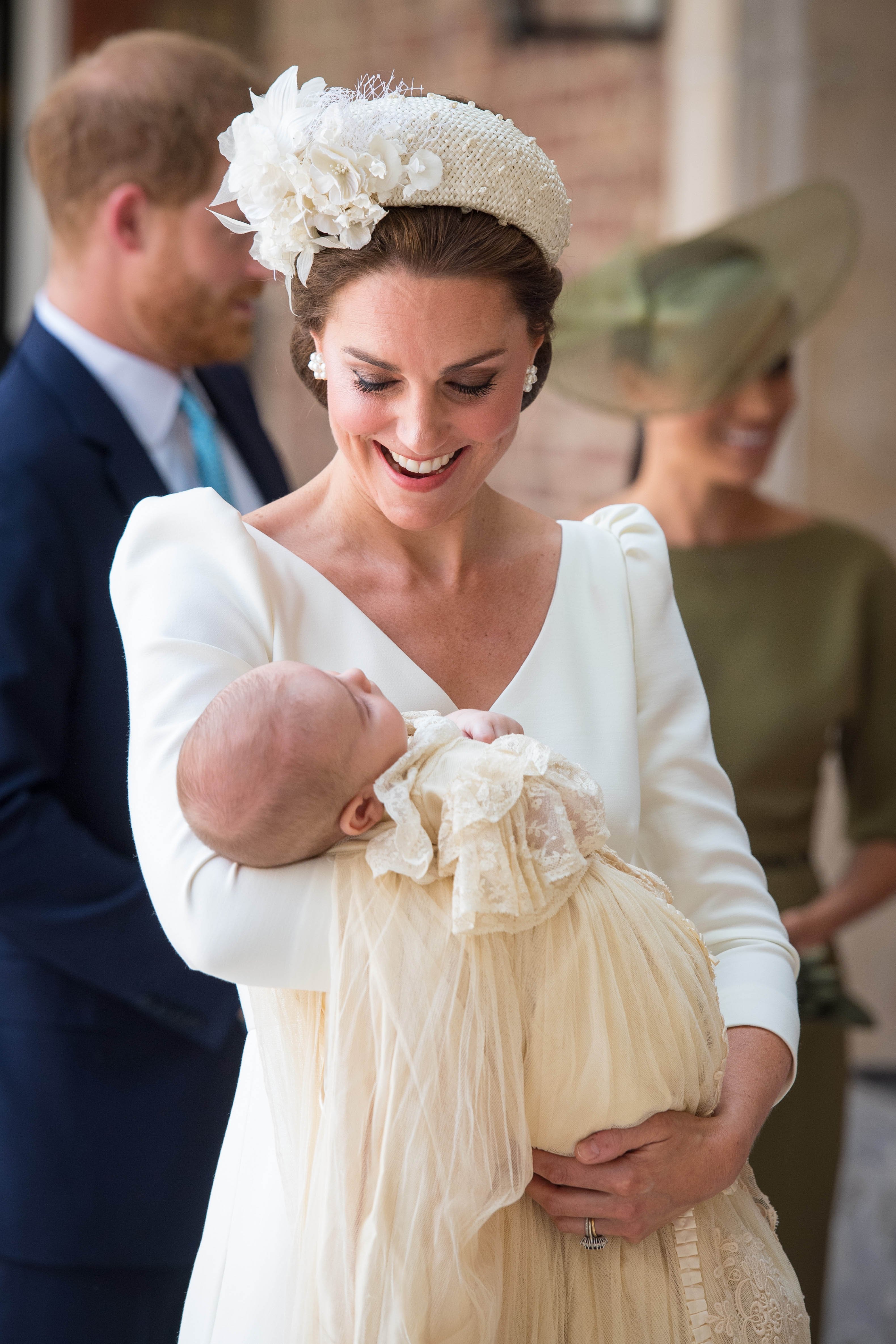 Kate Middleton sostiene a la Princesa Charlotte. Fuente: Getty Images