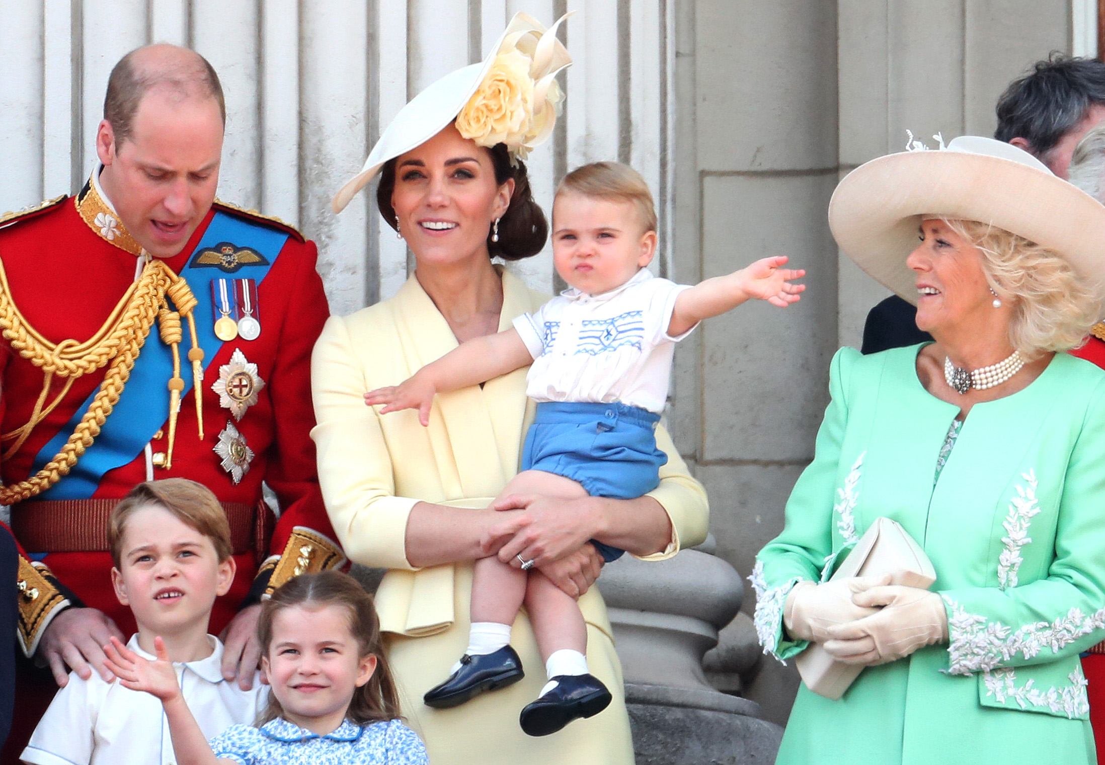 El príncipe William, el príncipe George, la princesa Charlotte, la princesa Catherine, el príncipe Louis y la reina Camilla, en el balcón durante el desfile Trooping The Colour el 8 de junio de 2019, en Londres. | Foto: Getty Images