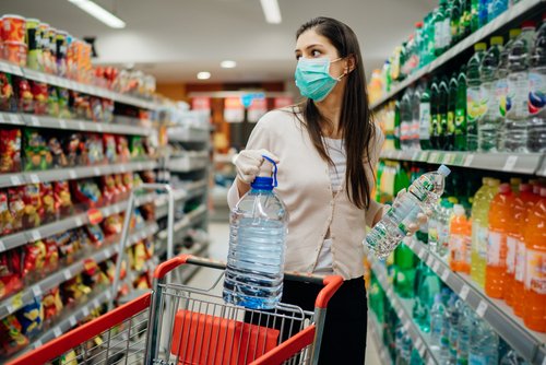 Mujer con tapabocas haciendo compras en un supermercado. | Foto: Shutterstock