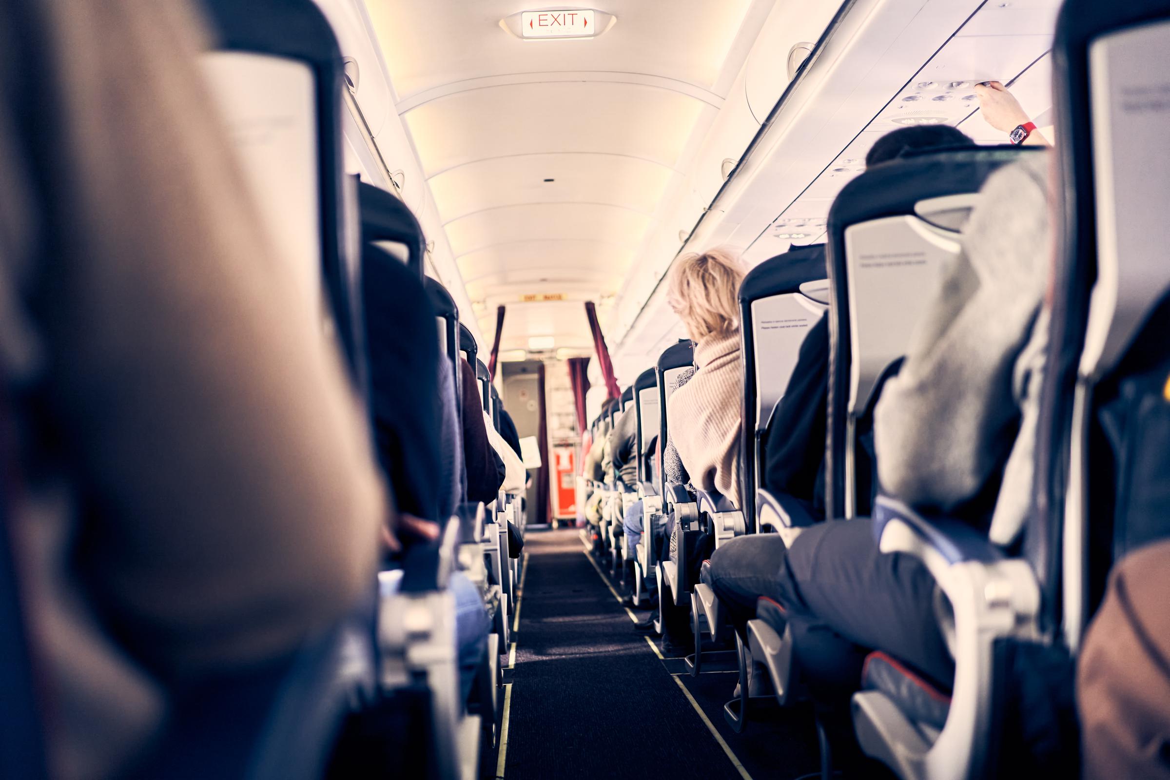 Pasajeros en el interior de un avión | Fuente: Shutterstock