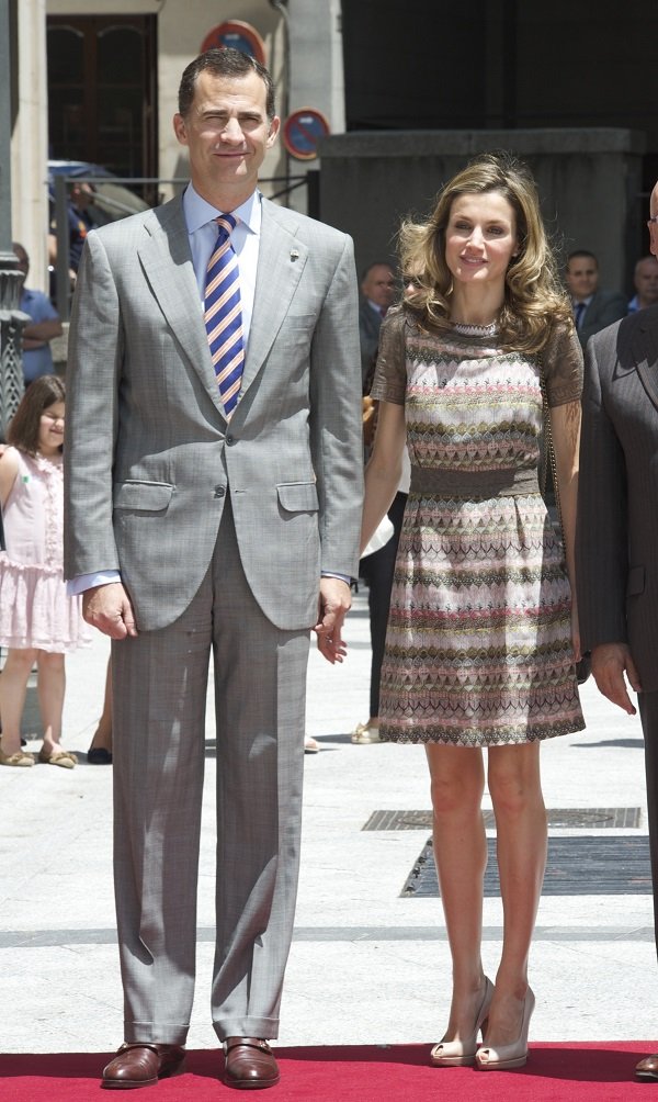 El Príncipe Felipe y la Princesa Letizia de España visitan el Senado en Madrid, España. | Foto: Getty Images