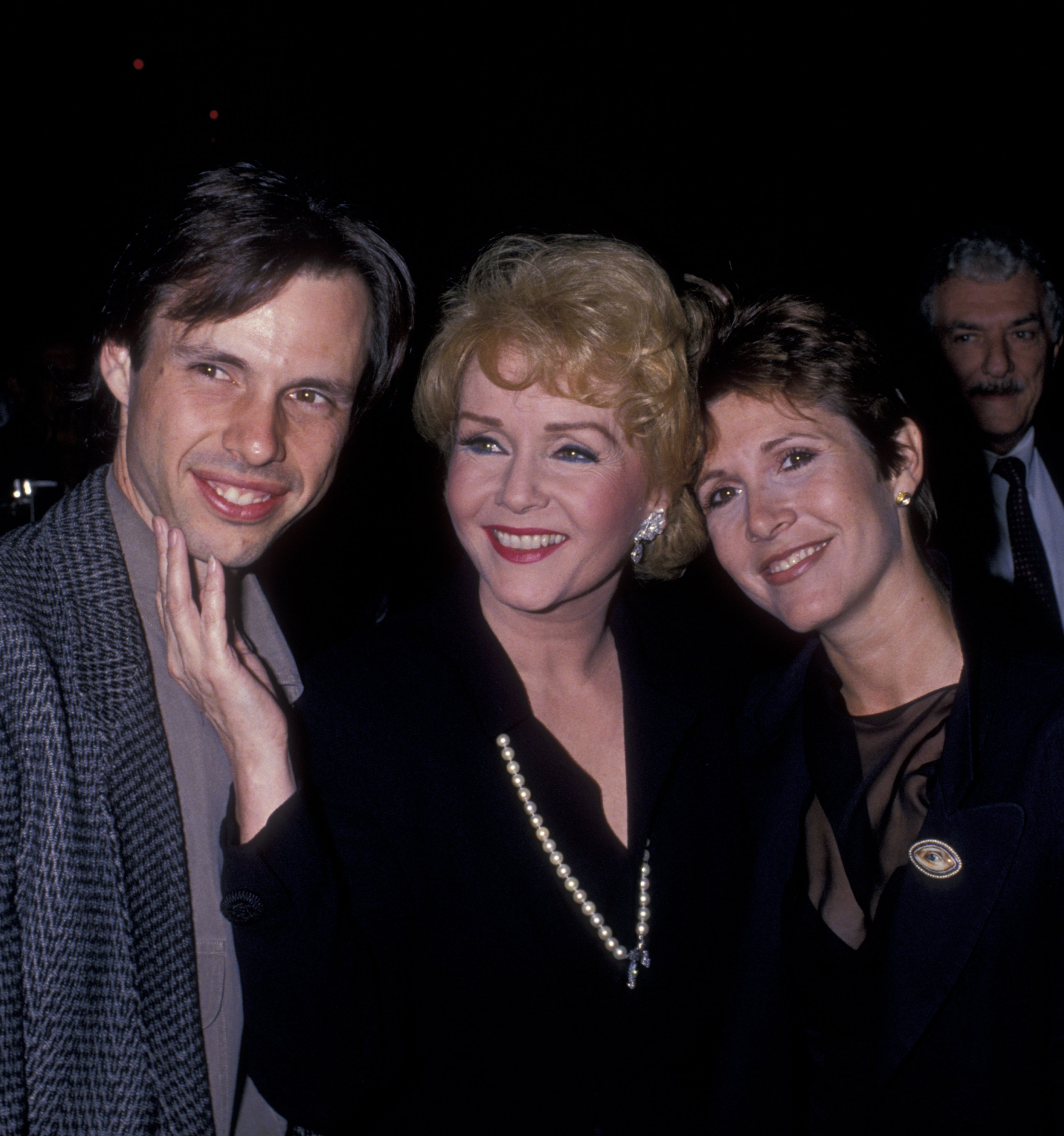Todd Fisher, Debbie Reynolds y Carrie Fisher acuden al estreno de "The Unsinkable Molly Brown" el 19 de septiembre de 1989 en el Teatro Pantages de Hollywood, California. | Fuente: Getty Images
