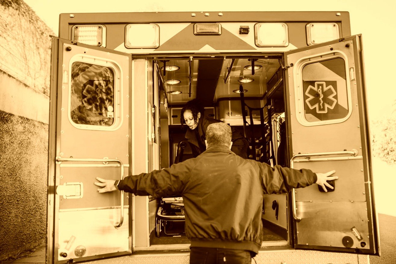 Una persona aborda una ambulancia. | Foto: Pexels
