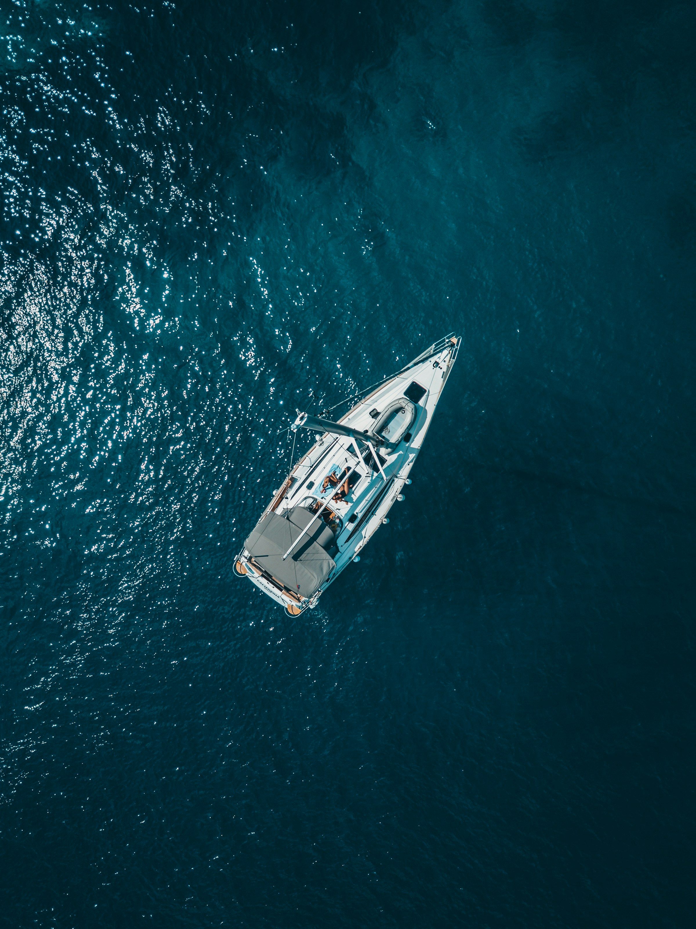 Vista aérea de un barco en el mar | Fuente: Unsplash