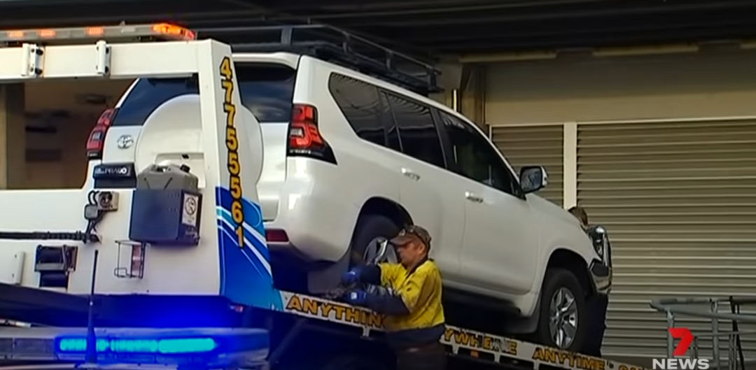 El auto de Laura Rose Peverill es requisado por la policía que investiga la muerte de su hija, Rylee Rose Black, en una cobertura mediática, el 21 de diciembre de 2021, en Townsville, Australia. | Foto: YouTube/7NEWS Australia