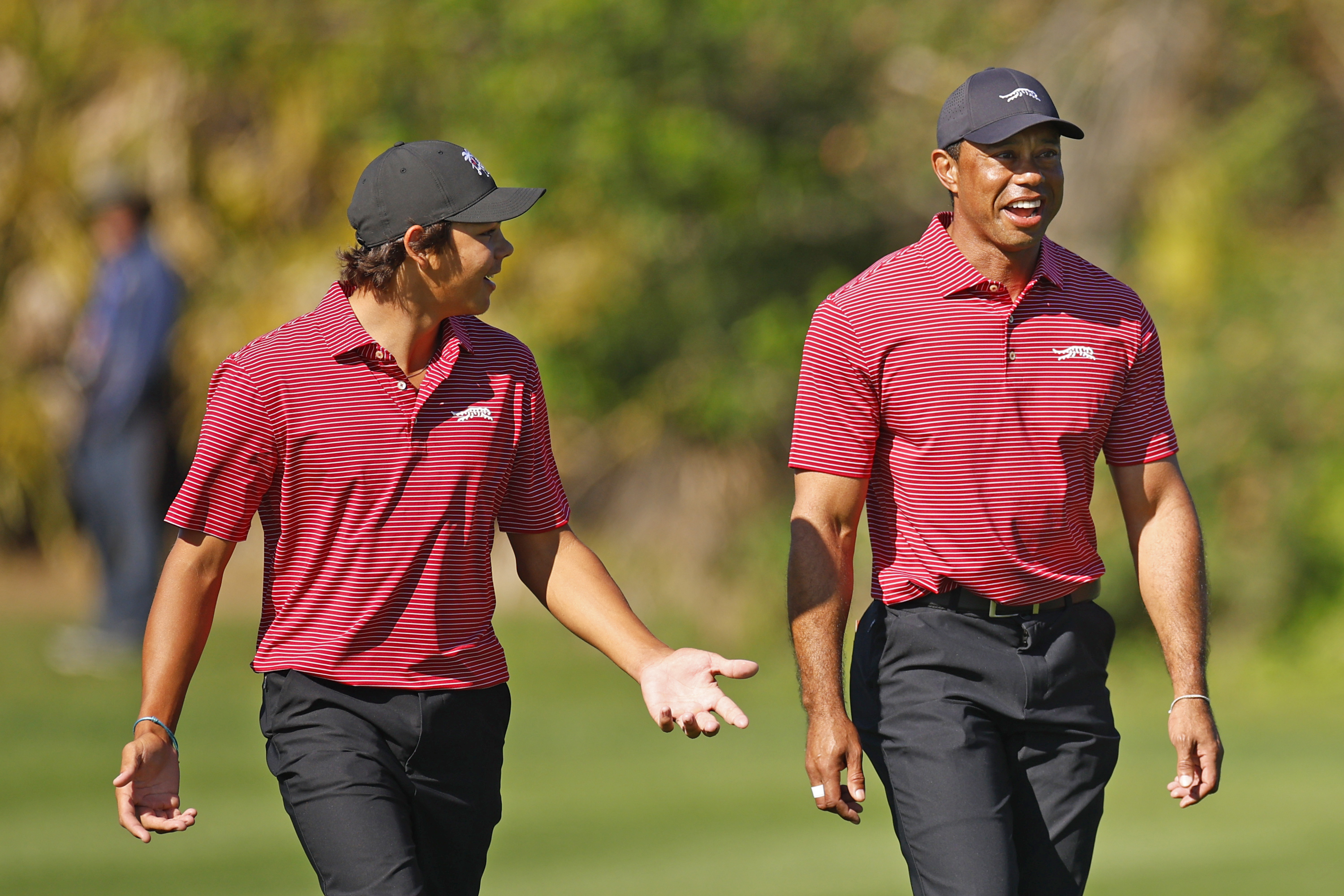 Tiger Woods y su hijo Charlie caminan por el cuarto hoyo durante la segunda ronda del PNC Championship 2024 en Orlando el 22 de diciembre de 2024 | Fuente: Getty Images