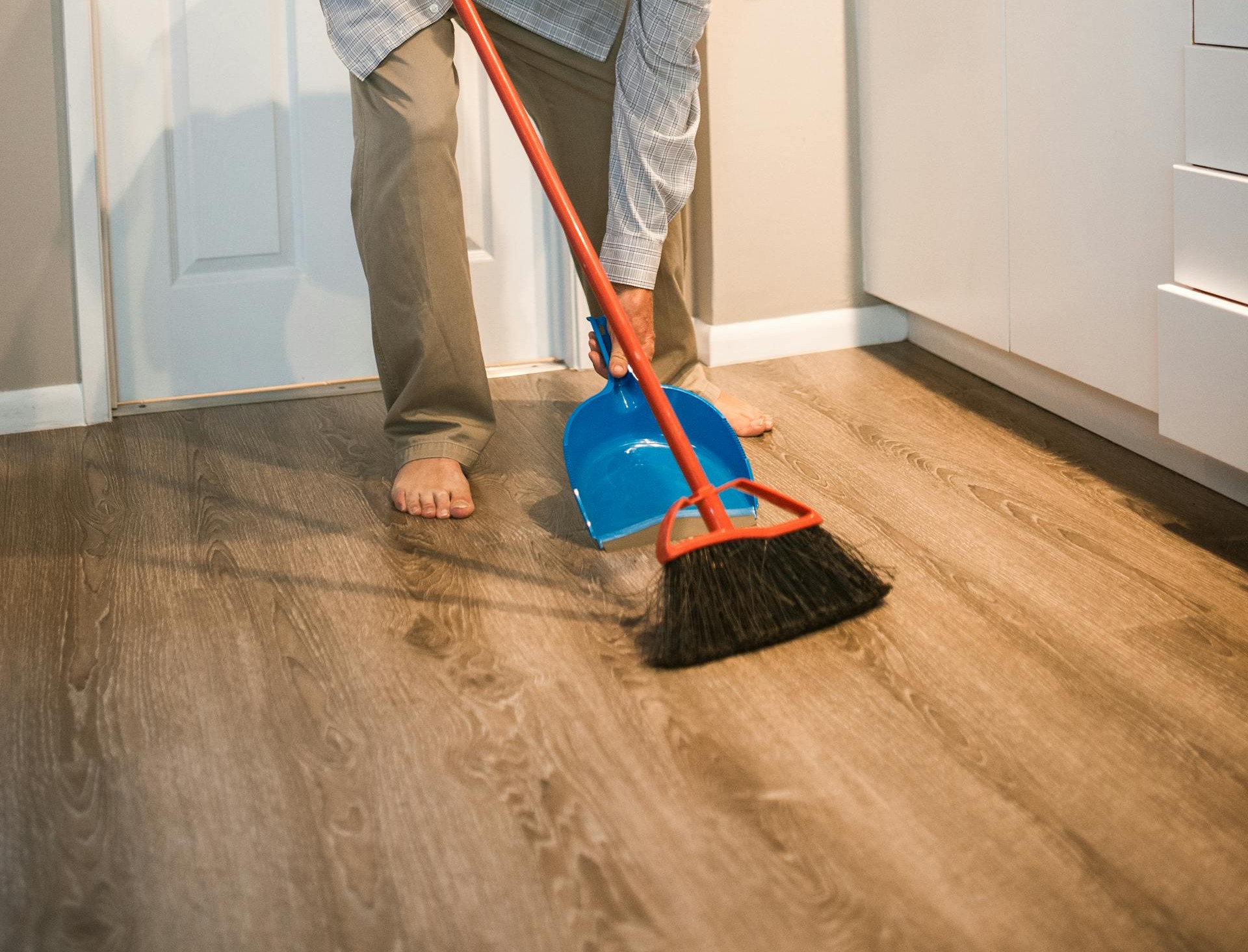 Un hombre barriendo el suelo | Fuente: Pexels