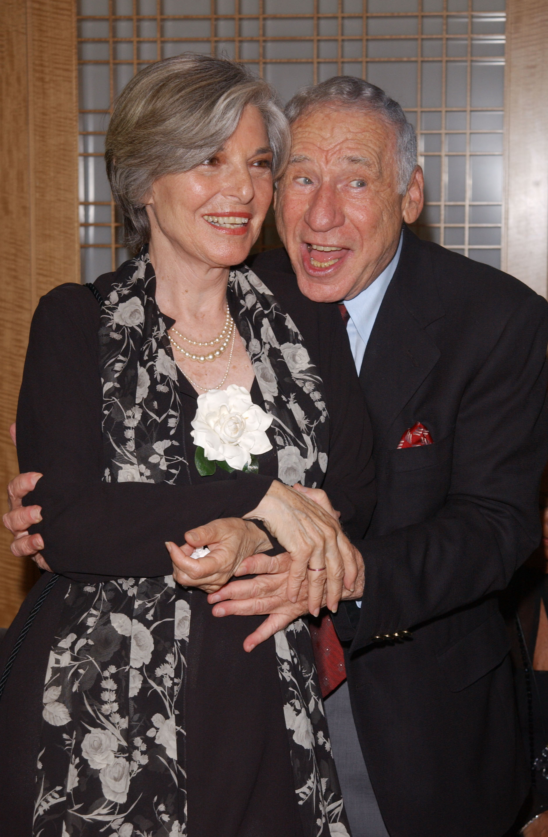 Mel Brooks y Anne Bancroft en Nueva York, el 24 de junio de 2002 | Fuente: Getty Images